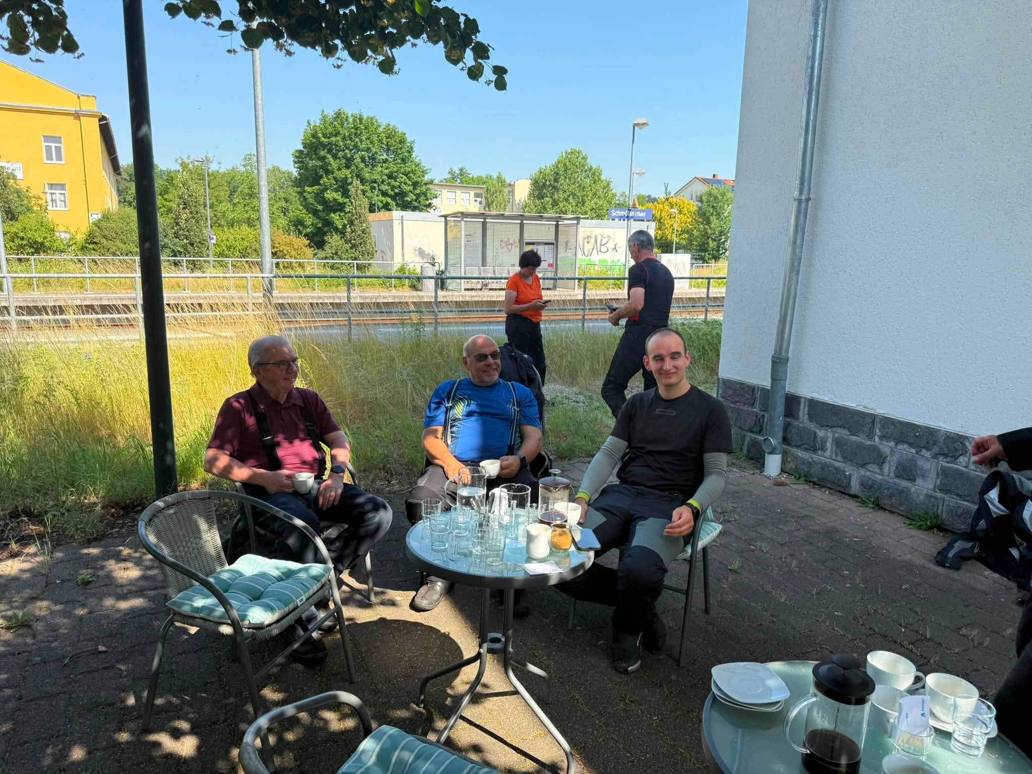 Teilnehmer der Motorradtour bei einer gemeinsamen Kaffeepause