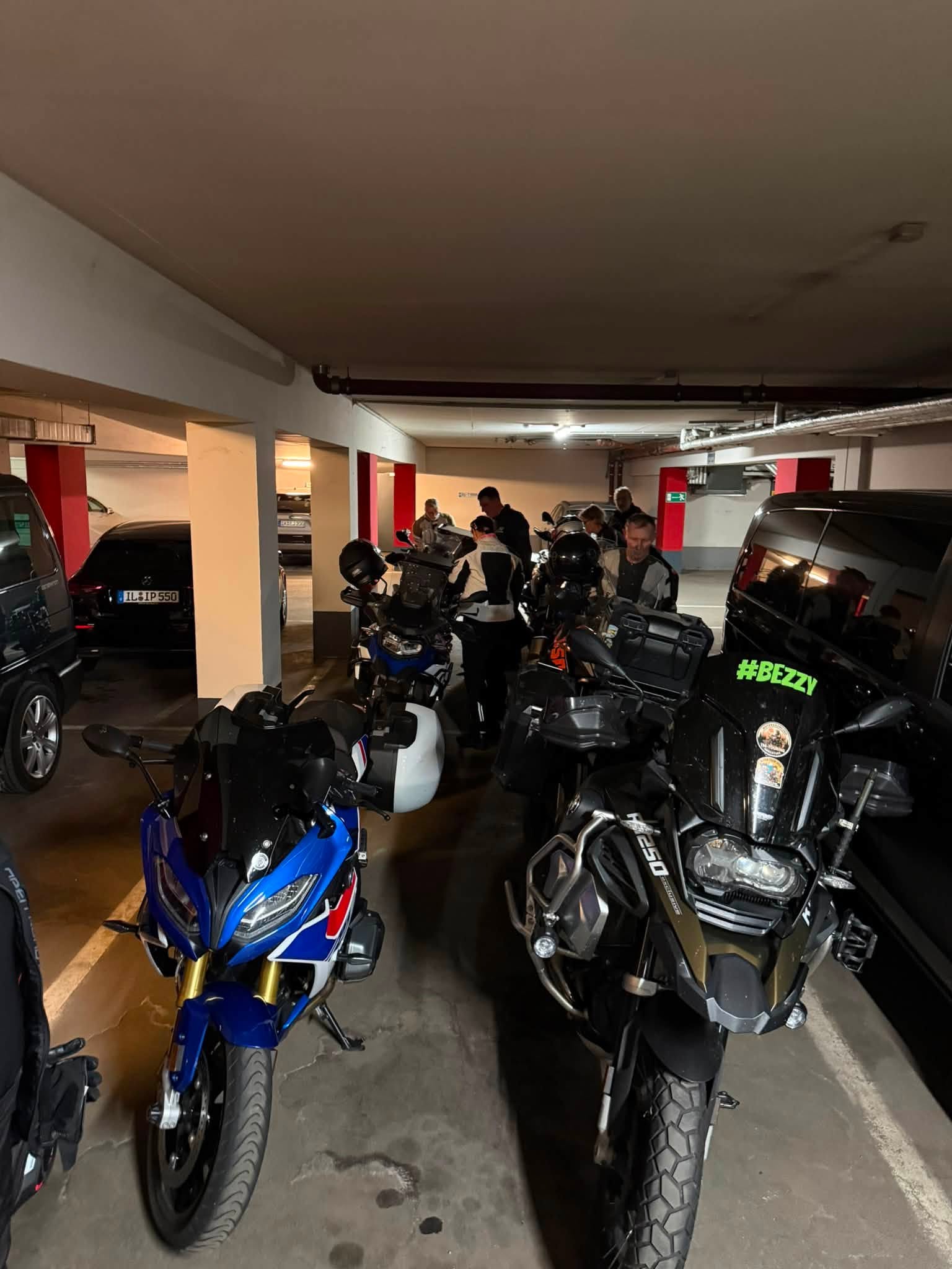 Motorräder auf den reservierten Stellplätzen im Parkhaus des Hotels