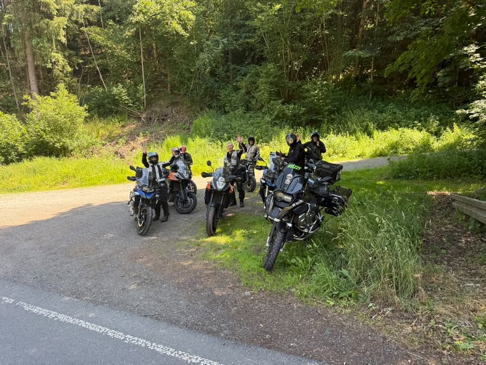 Motorräder während einer zusätzlichen Trinkpause im Wald
