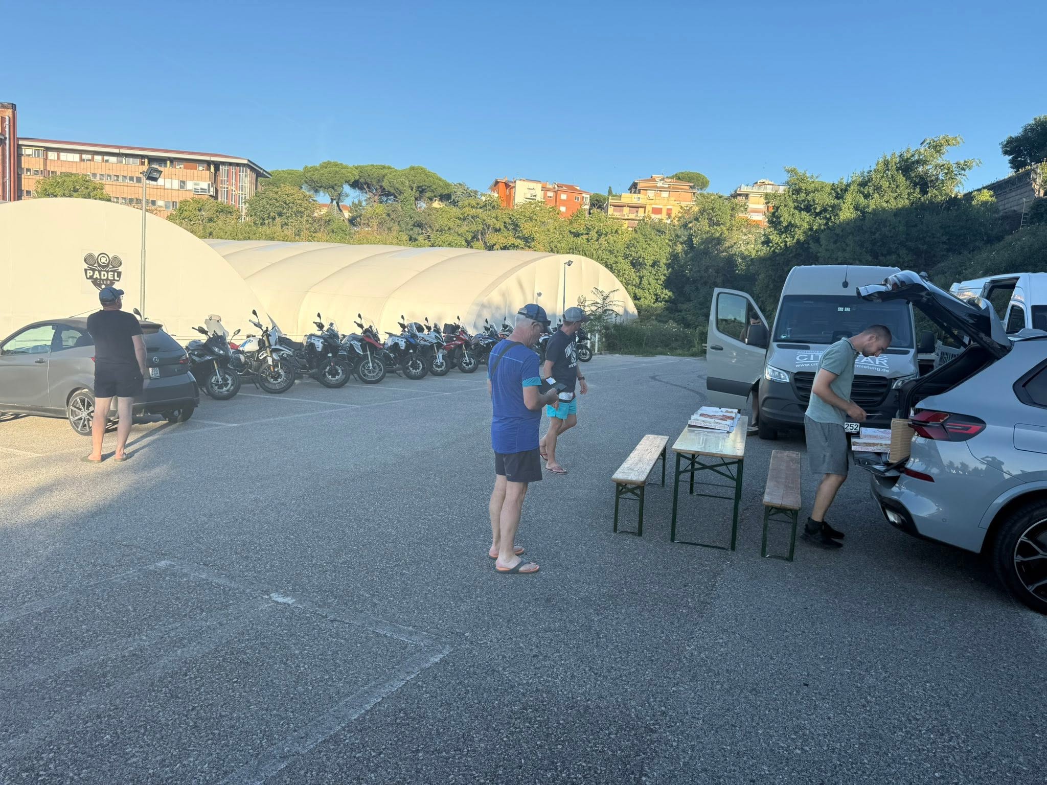Vorbereitete Motorräder und Serviceteam am Starthotel bei Rom vor Beginn der Italienrundfahrt