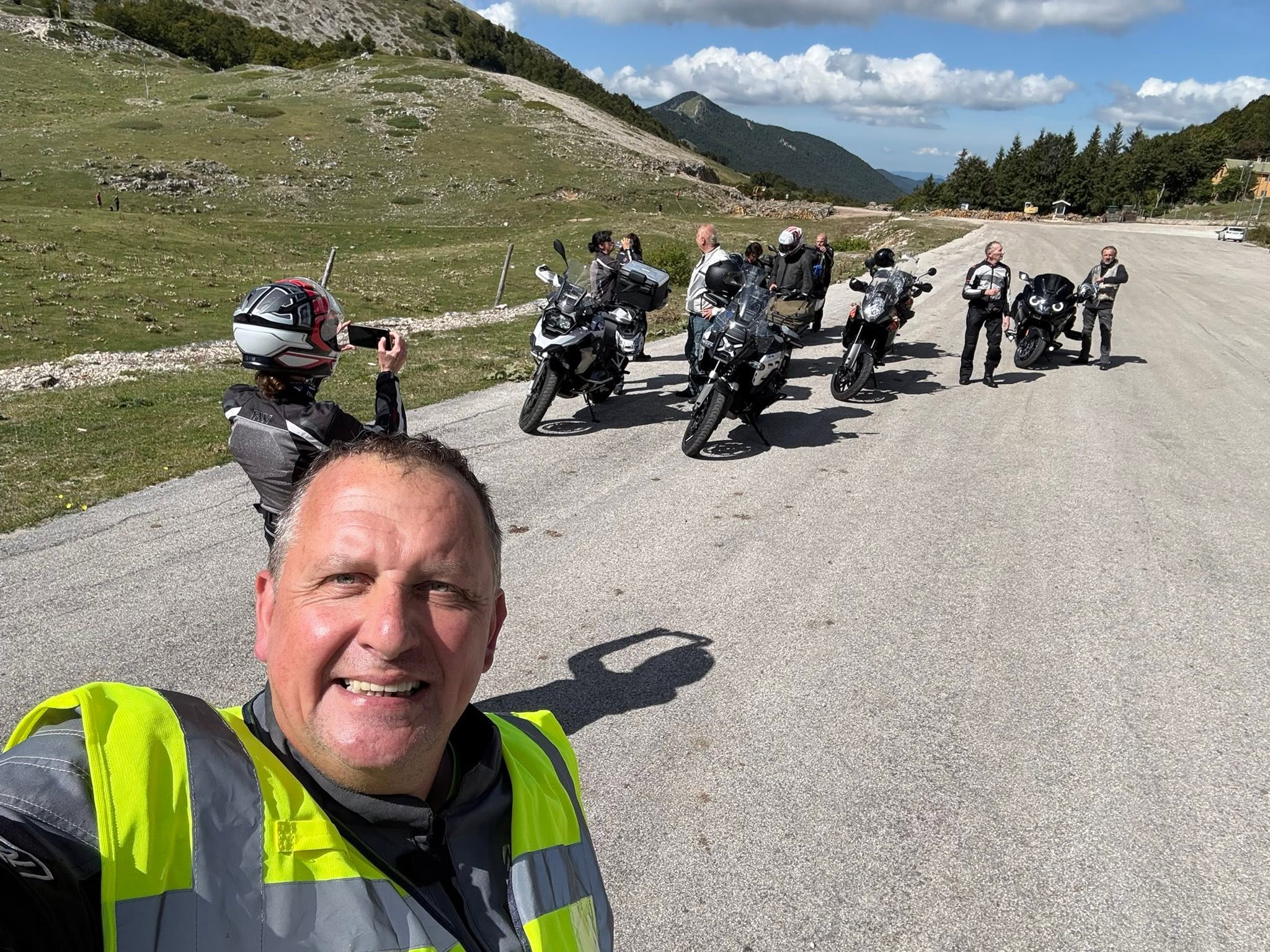 Motorradgruppe auf einer kurvenreichen Straße in den Abruzzen
