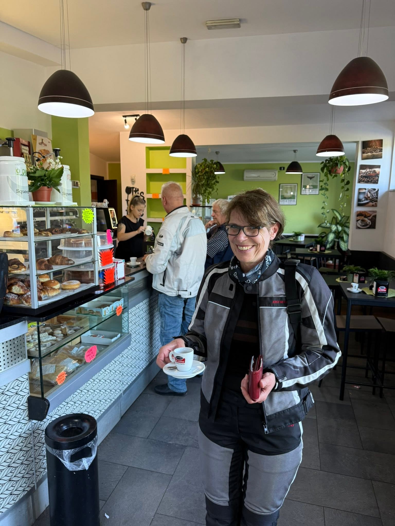 Erste gemeinsame Cappuccino-Pause der Motorradgruppe in Italien
