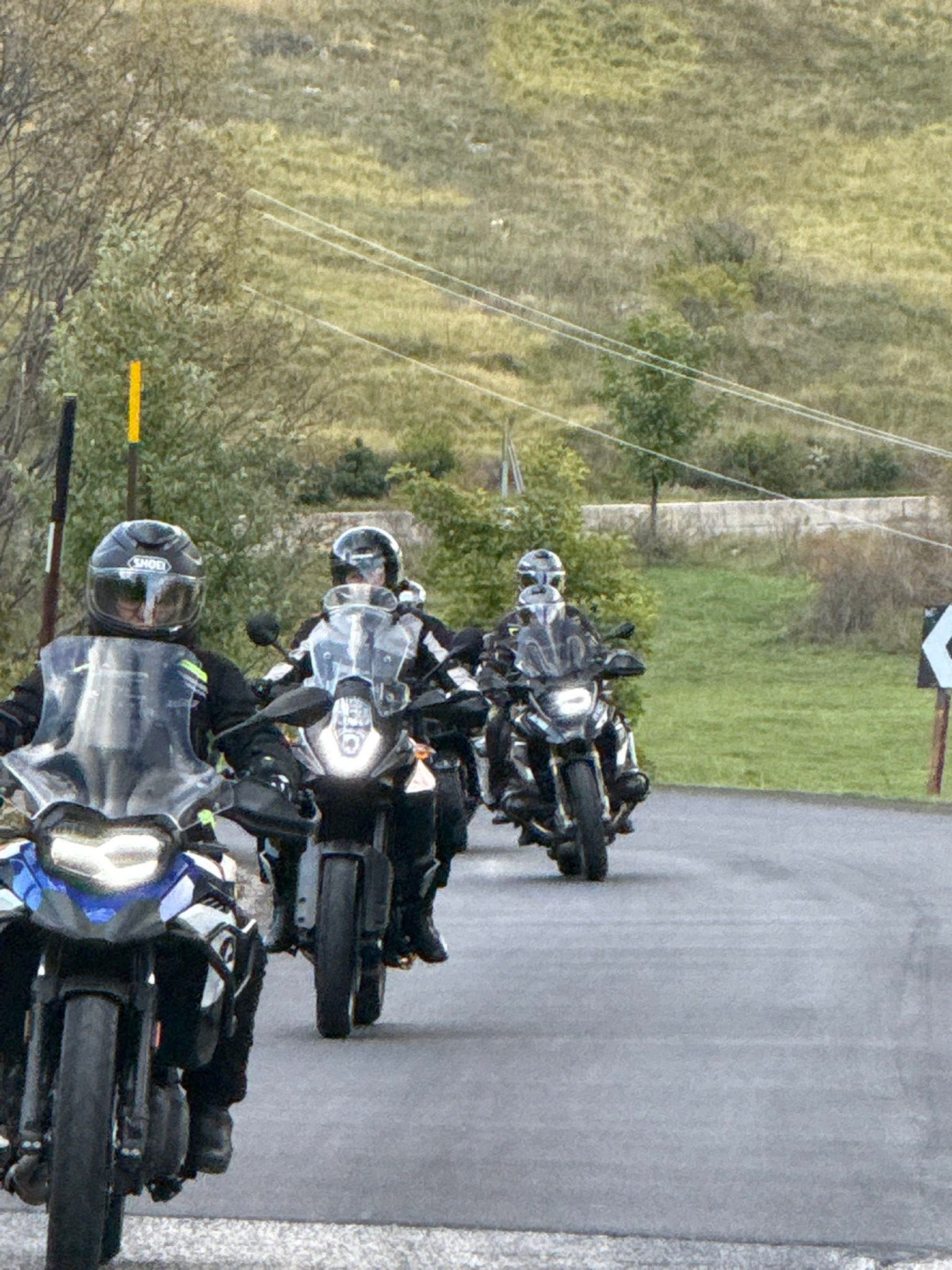 Gemeinsame Fahrt der Motorradgruppe durch die Abruzzen