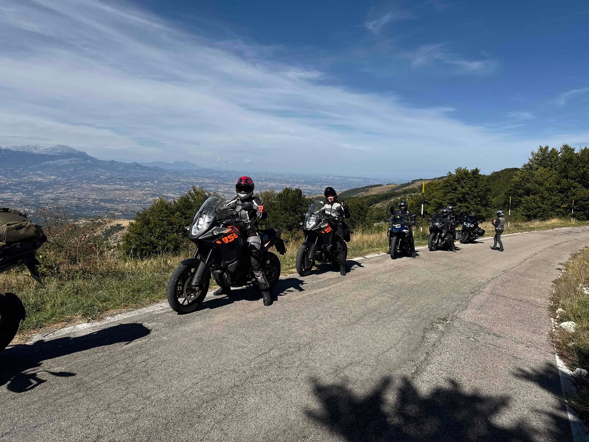 Erster gemeinsamer Stopp der Motorradgruppe oberhalb von Rom