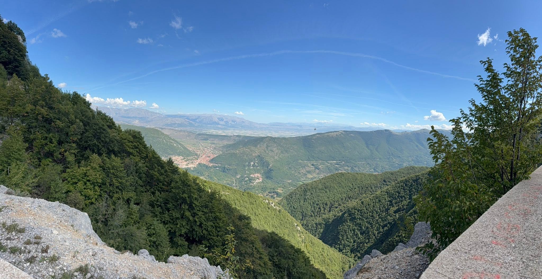 Weite Landschaft der Abruzzen während der Italienreise