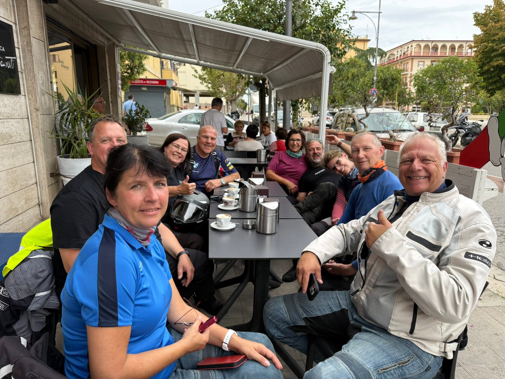 Cappuccino-Pause der Motorradgruppe in Cerignola