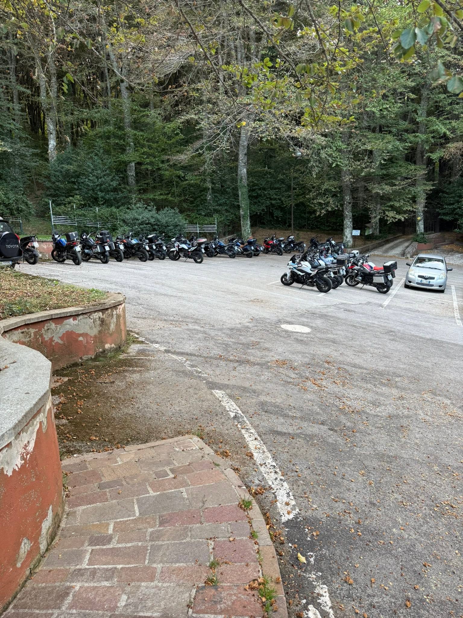 Motorräder der Reisegruppe am Hotel im Wald