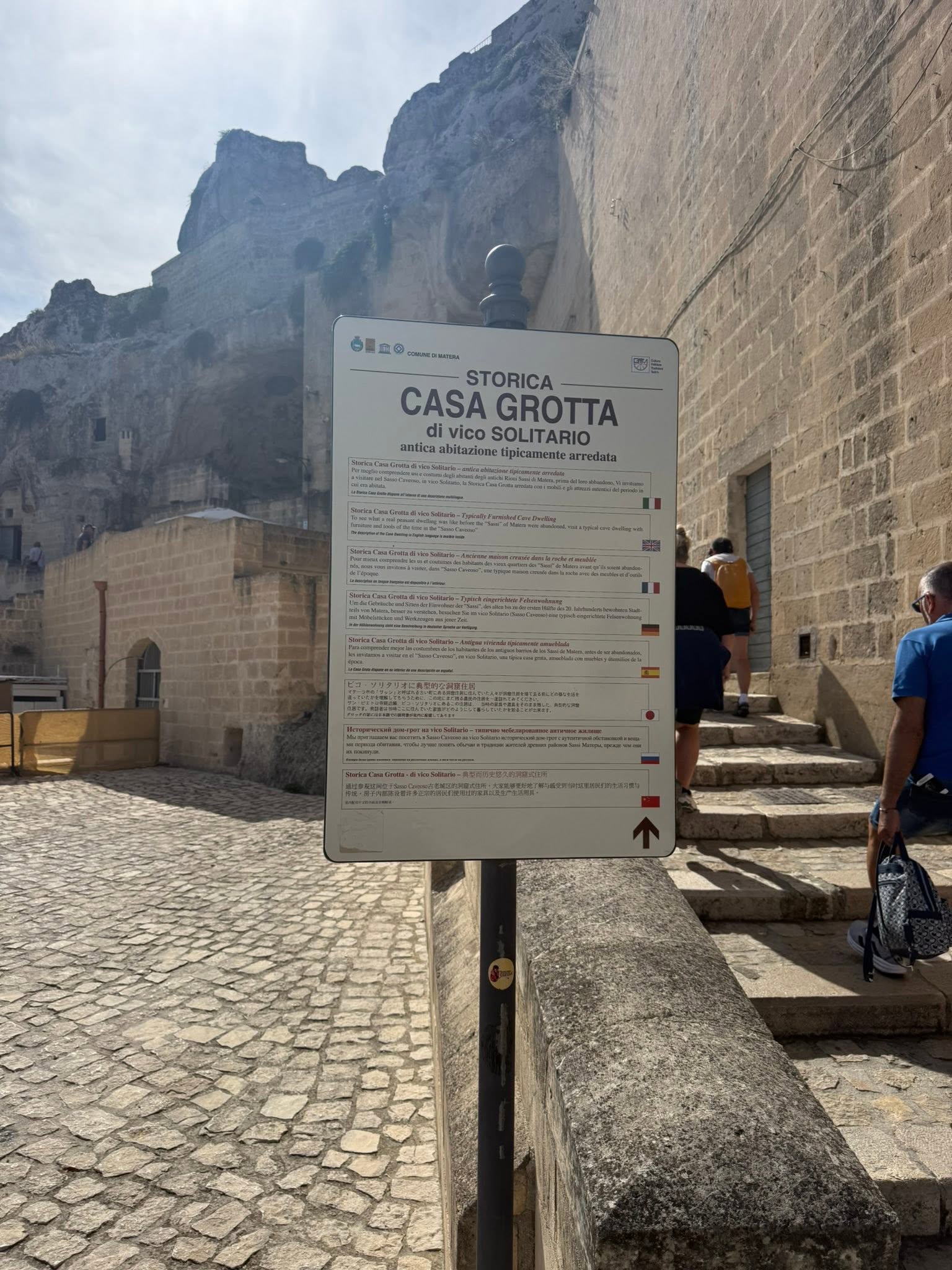 Hinweisschild zur historischen Casa Grotta in Matera