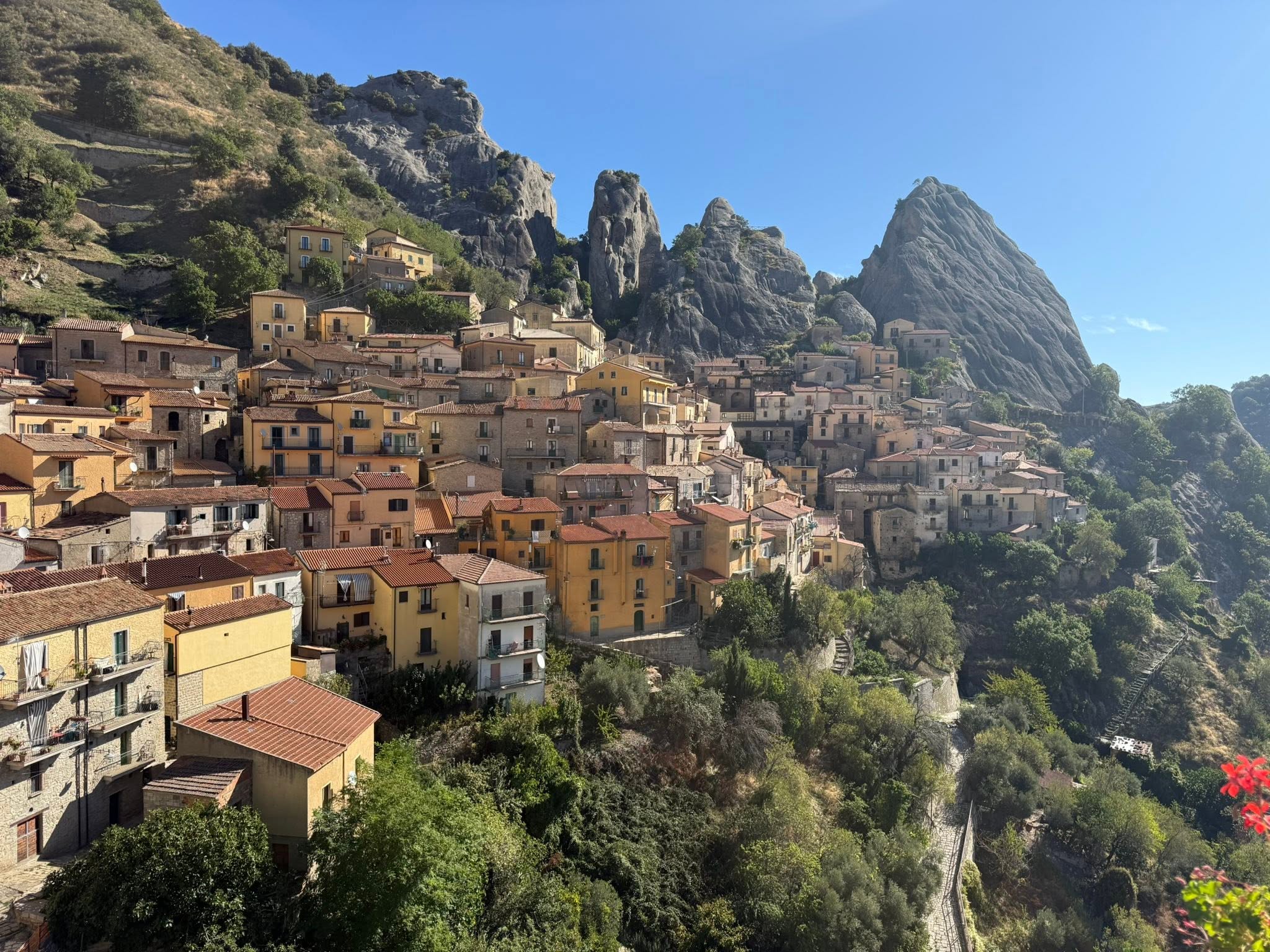 Bergdorf Castelmezzano vor den Felsen der Dolomiti Lucane
