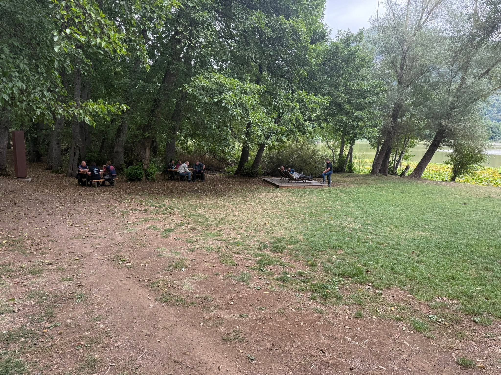 Mittagspause der Motorradgruppe an einem Kratersee des Monte Vulture