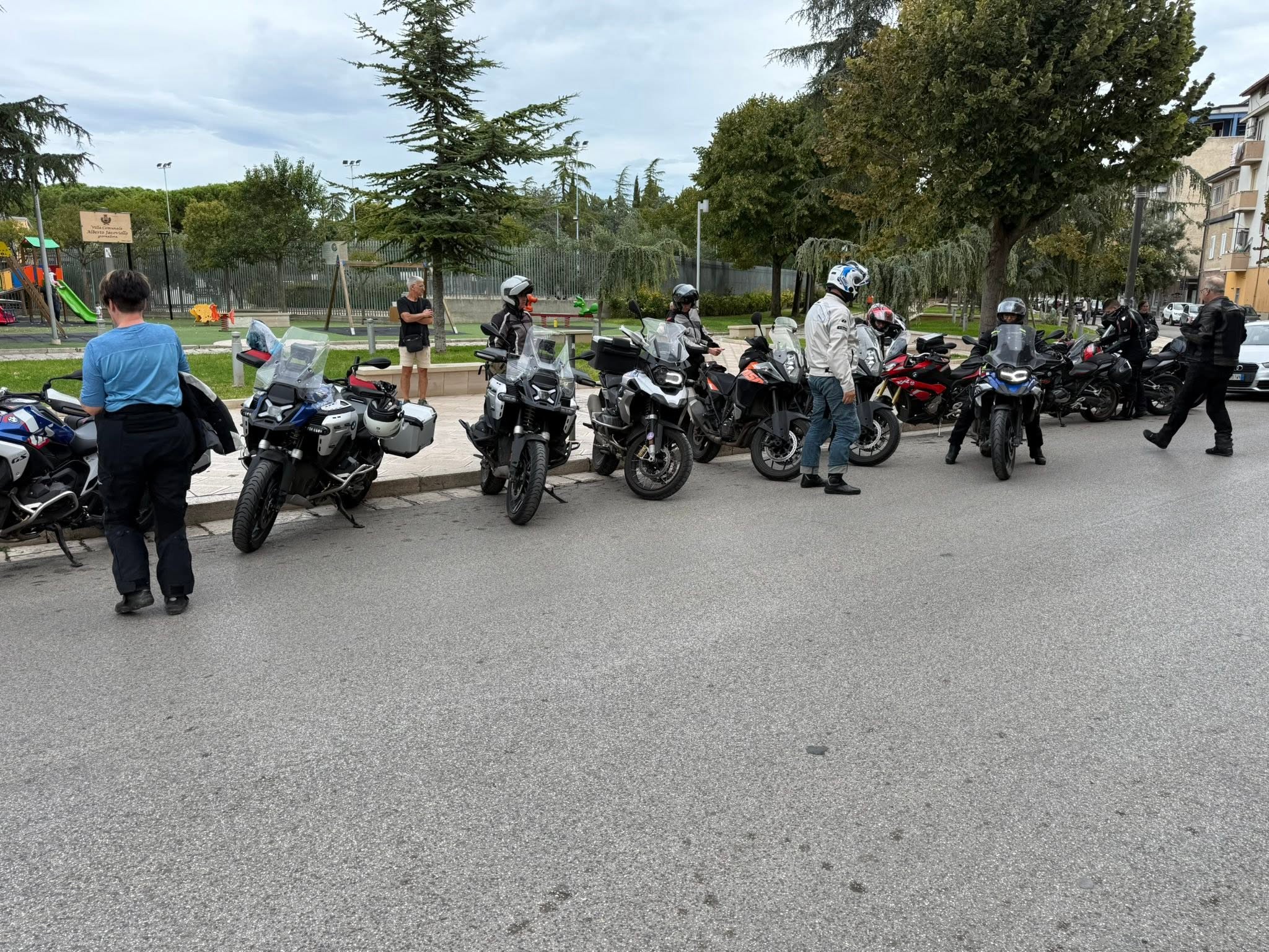 Bereitstehende Motorräder der Reisegruppe vor der Weiterfahrt durch Apulien