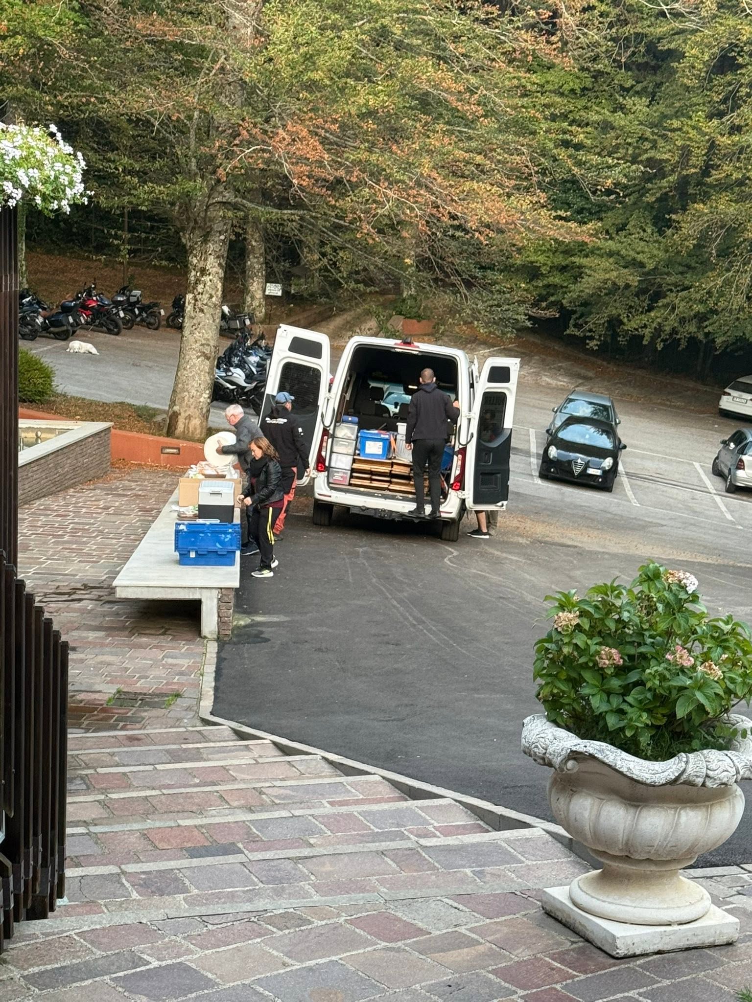 Servicecrew und Fahrzeug beim Packen der Lunchpakete