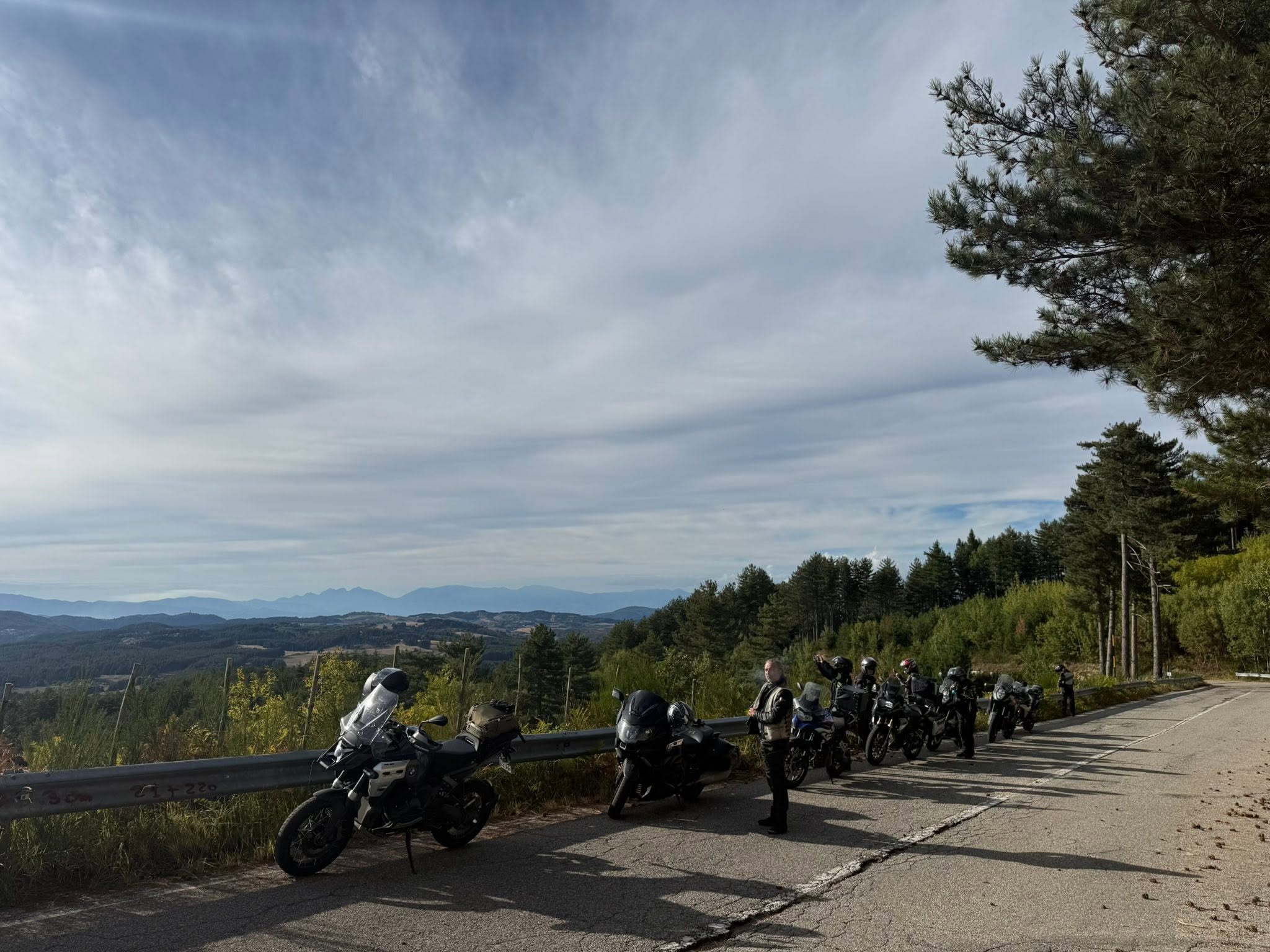 Motorradgruppe bei einem Aussichtsstopp im Sila-Nationalpark