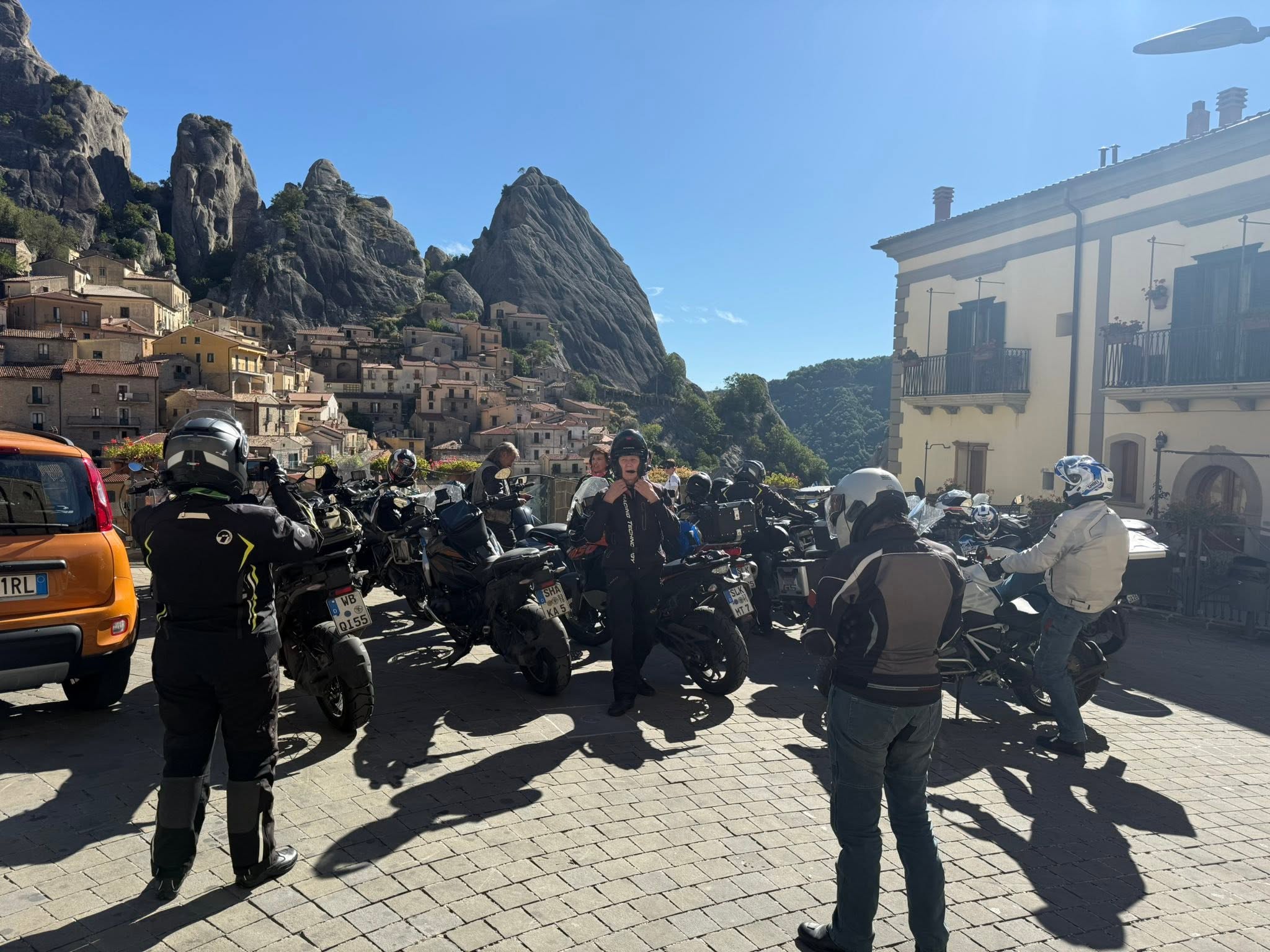 Motorradgruppe bei einem Stopp in Castelmezzano