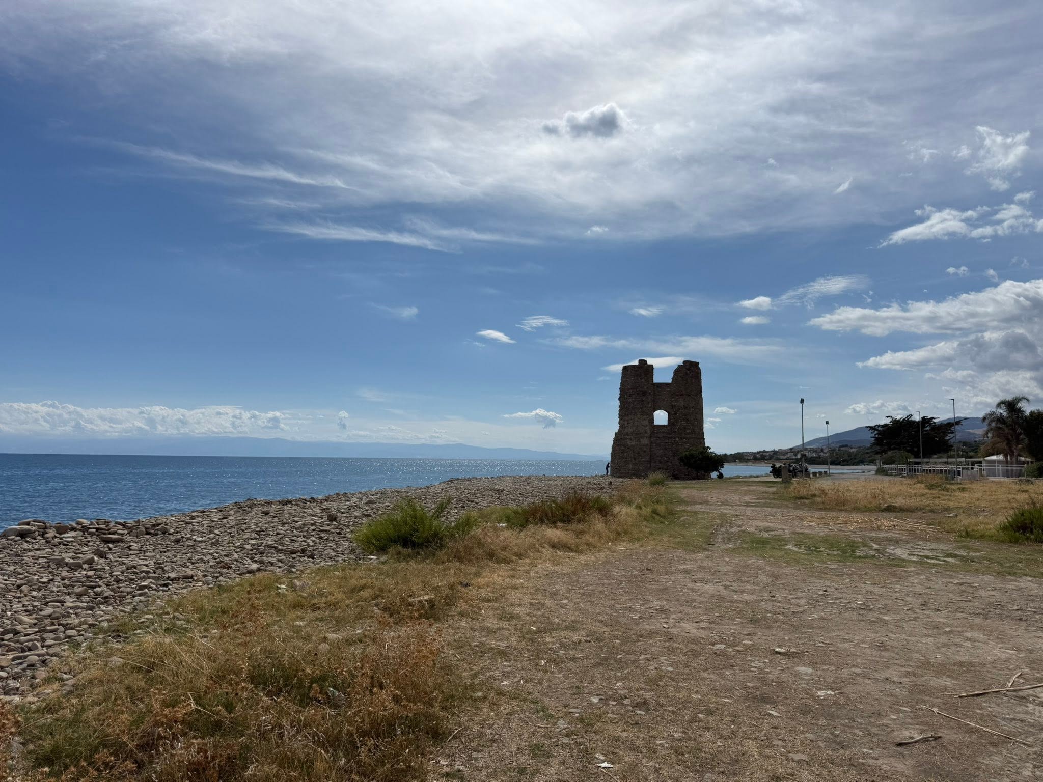 Alter Küstenwachturm direkt am Ionischen Meer