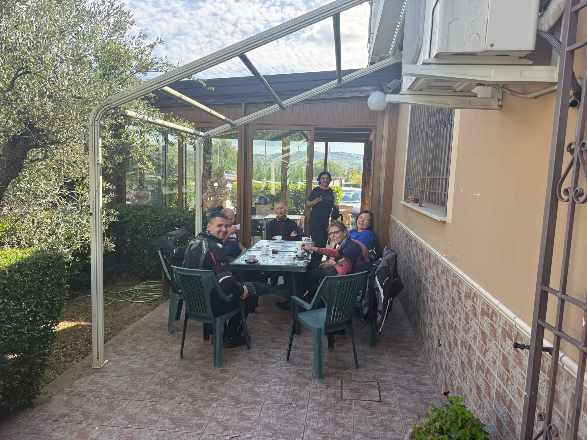 Motorradgruppe bei der ersten Cappuccino-Pause des Tages