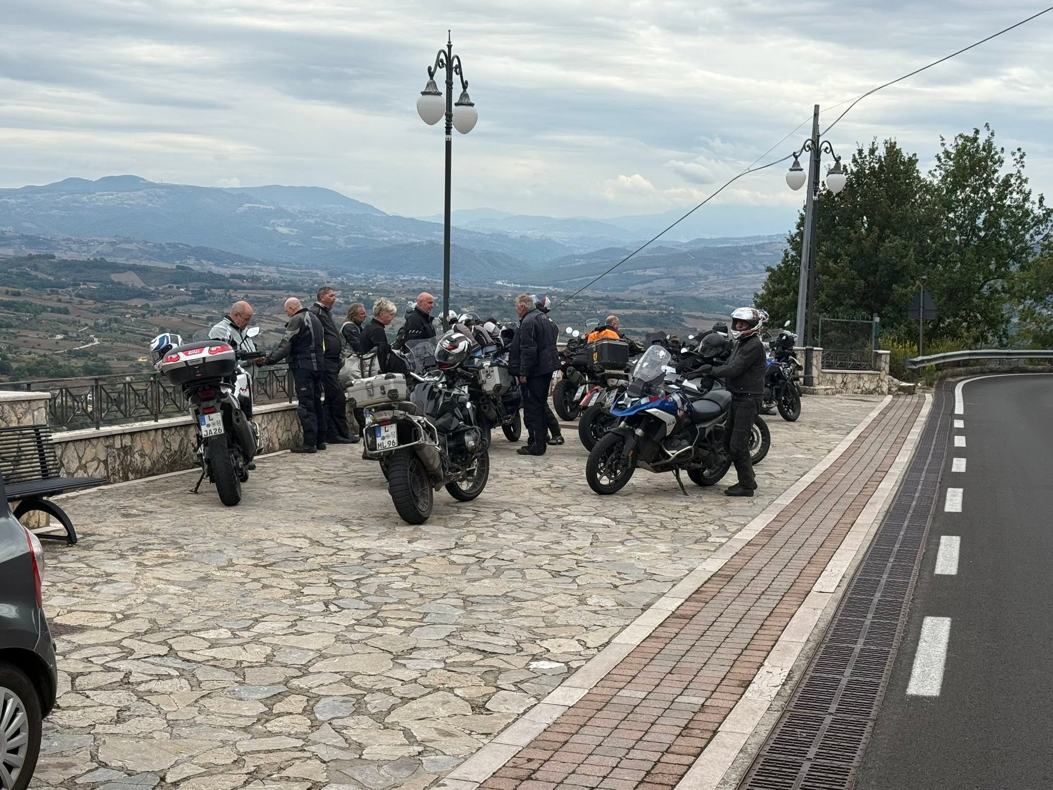 Motorradgruppe an einem Aussichtspunkt in der Basilikata