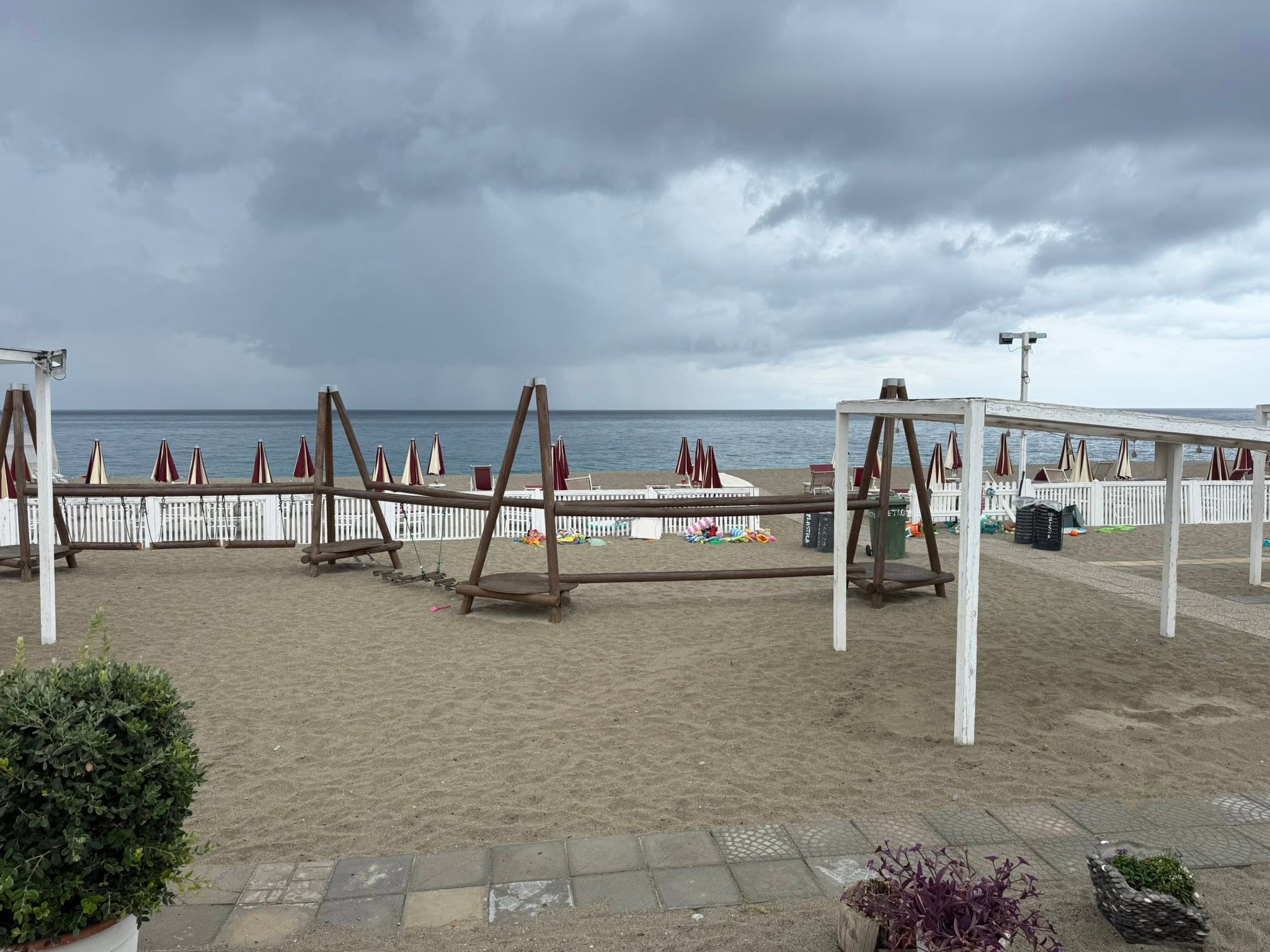 Dunkle Regenwolken über einem Strand am Ionischen Meer