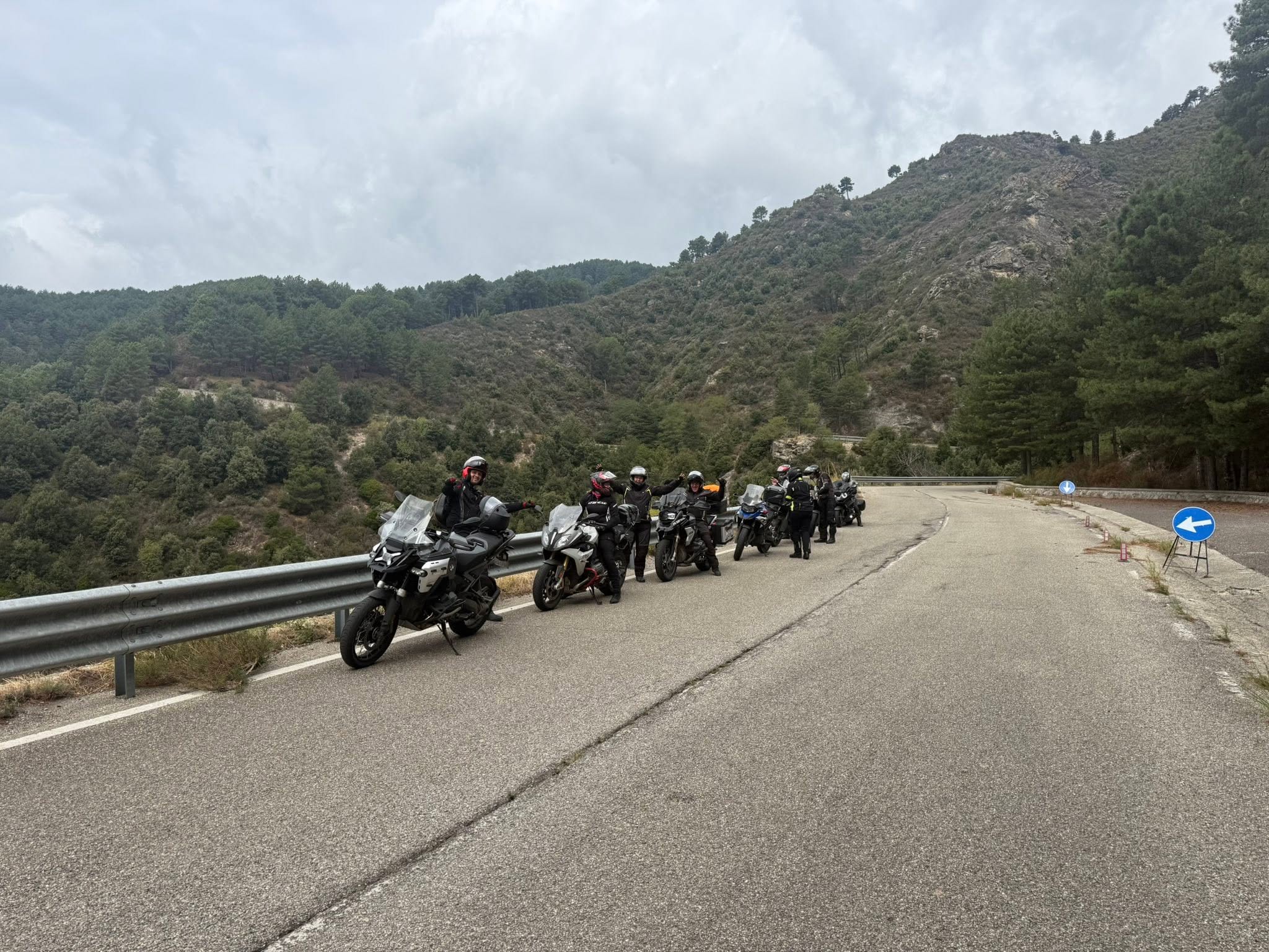 Motorradgruppe bei einem Kurvenstopp im Sila-Nationalpark