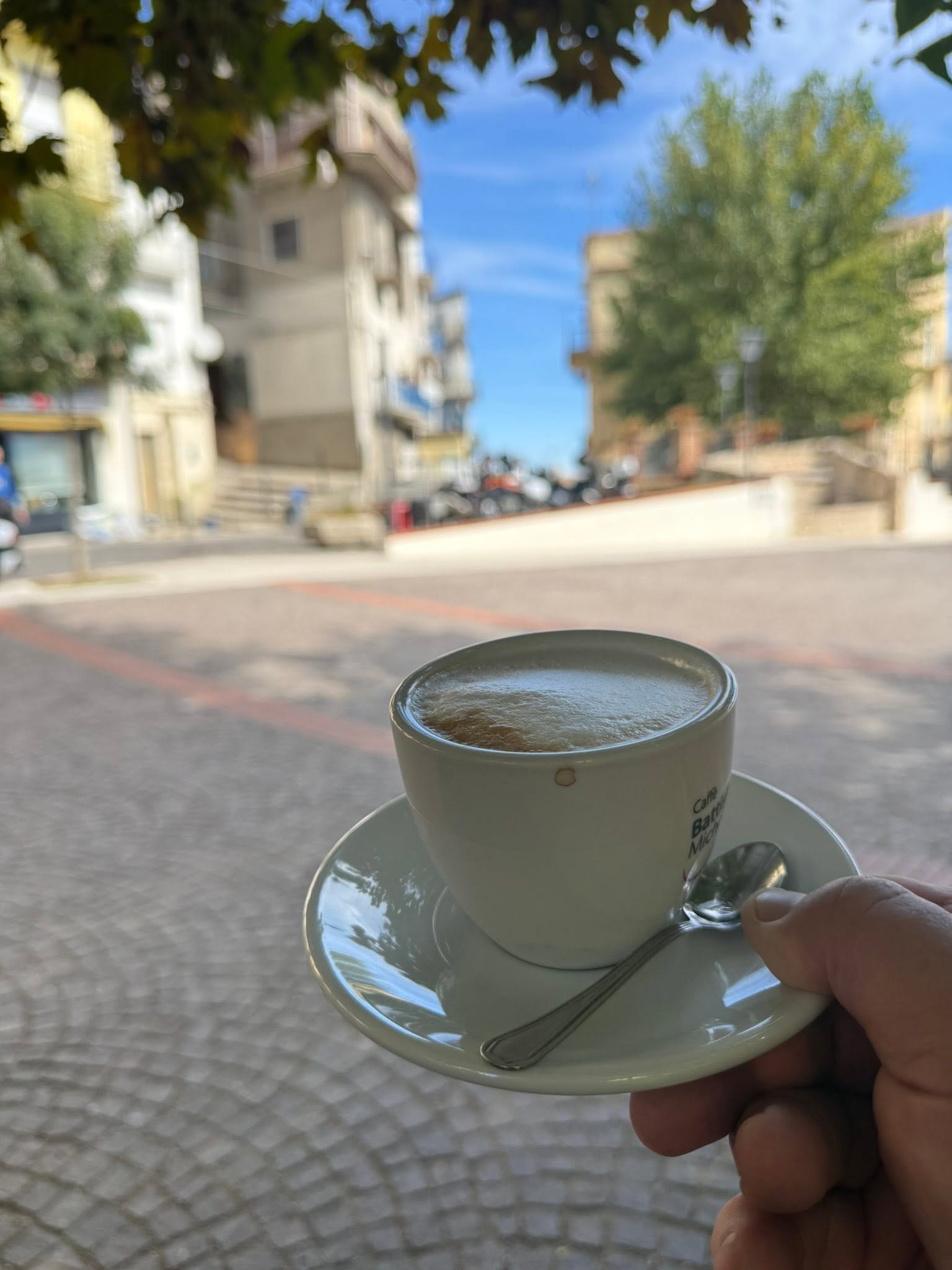Cappuccino-Pause während der Motorradtour nach Matera