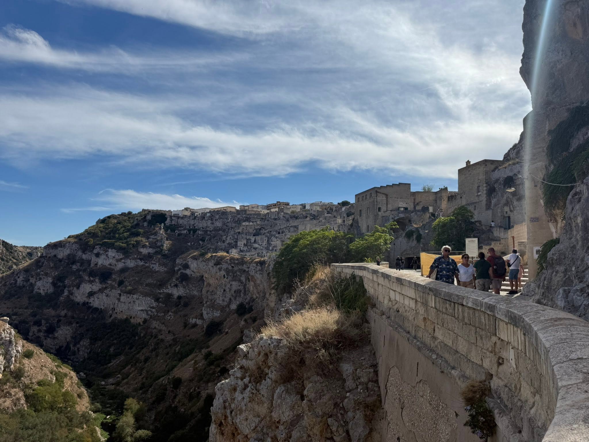 Blick über die Schlucht auf die Felsenstadt Matera