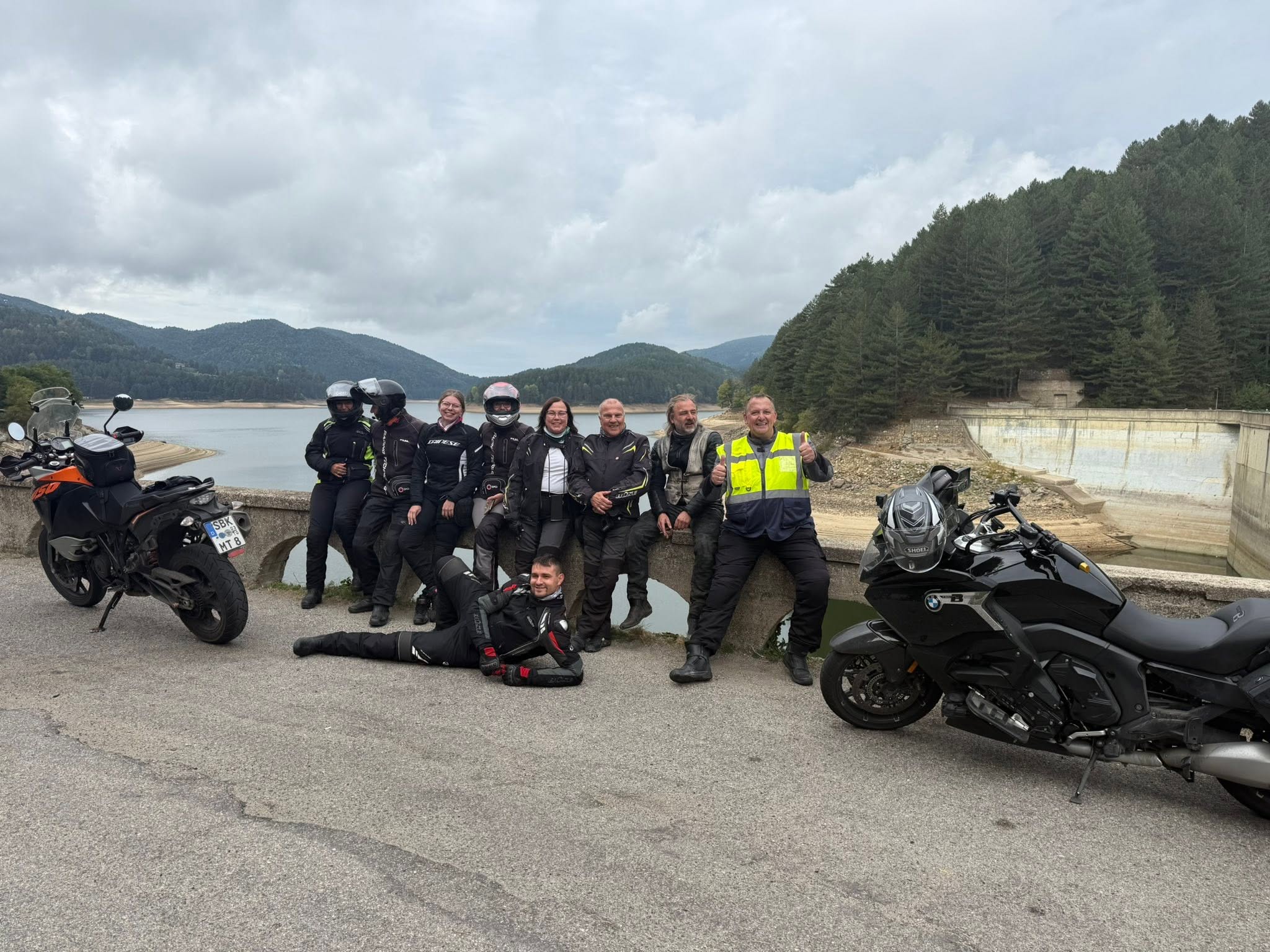Reisegruppe mit Motorrädern am Cotugno-Stausee
