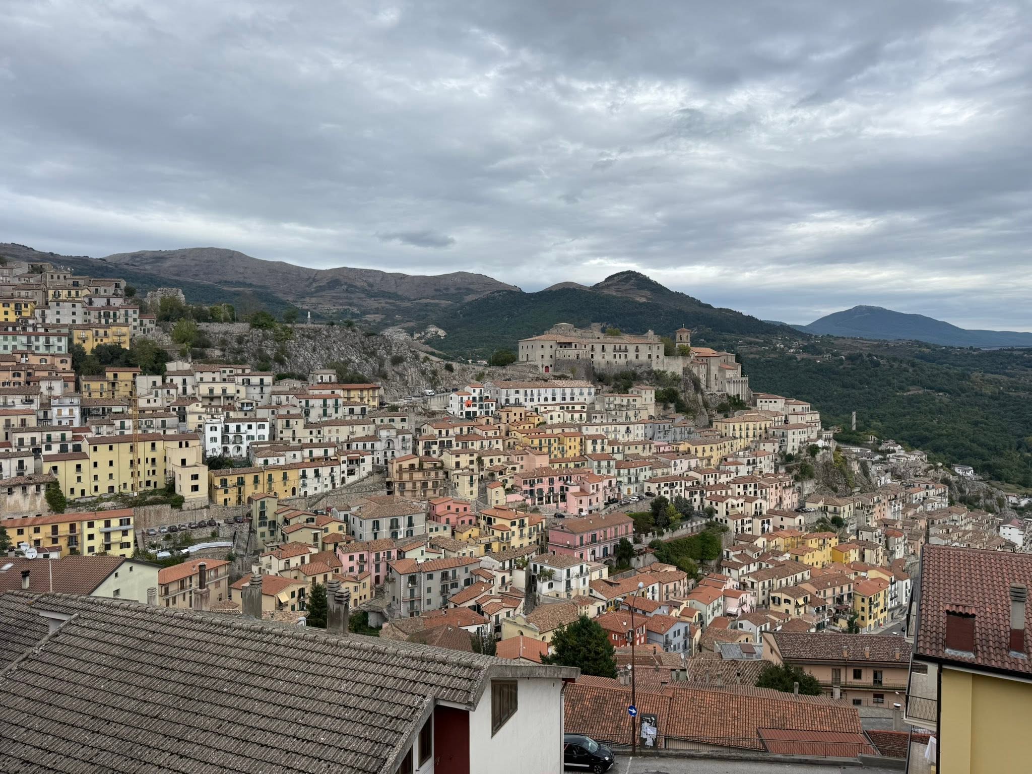 Panoramablick auf Muro Lucano in der Basilikata