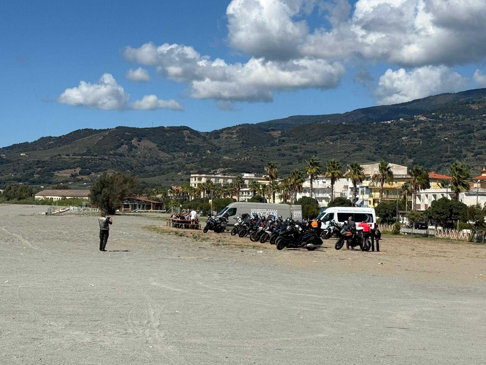 Motorräder und Servicefahrzeuge am Strand