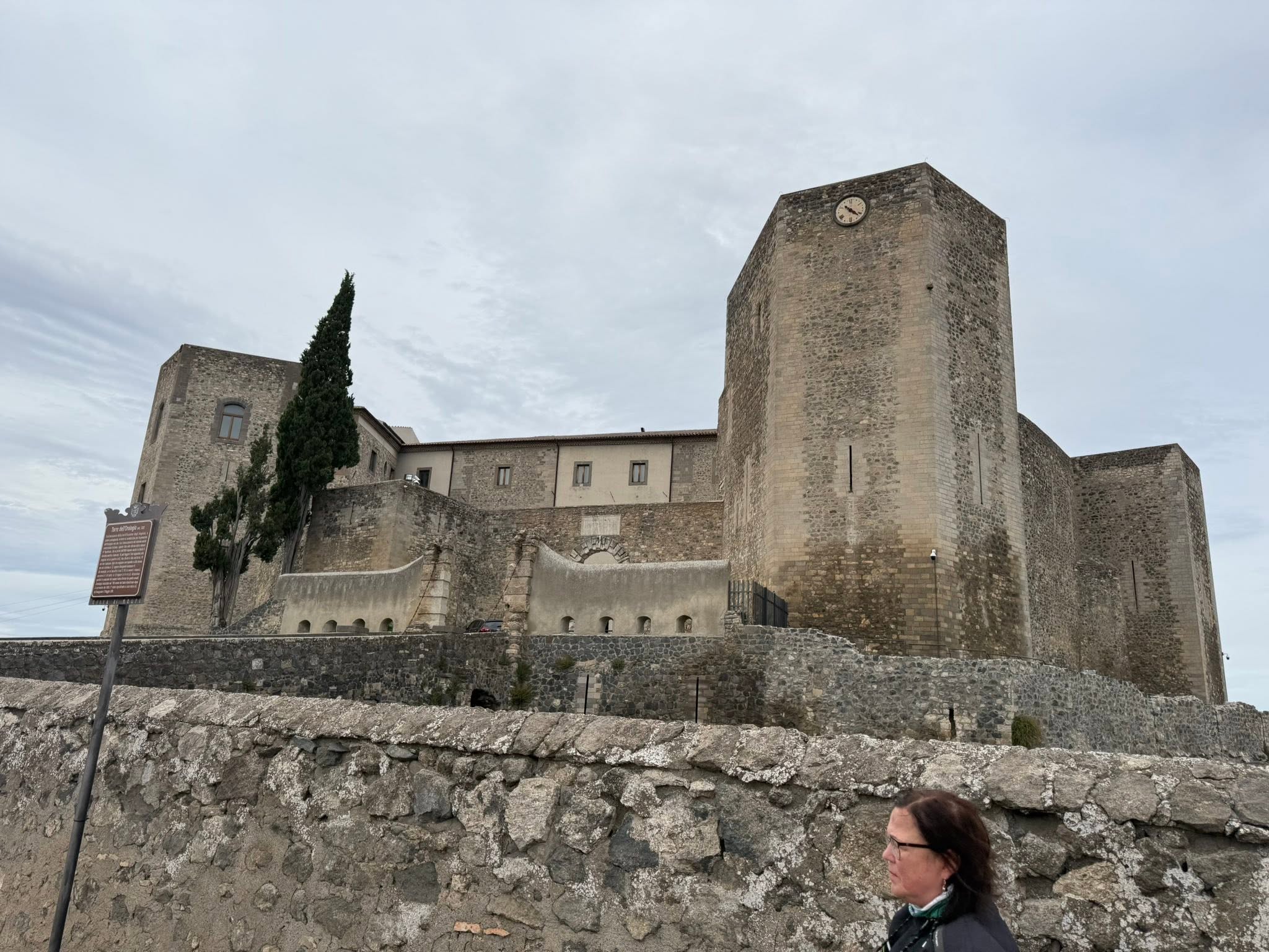 Castello di Melfi mit seinem historischen Uhrturm