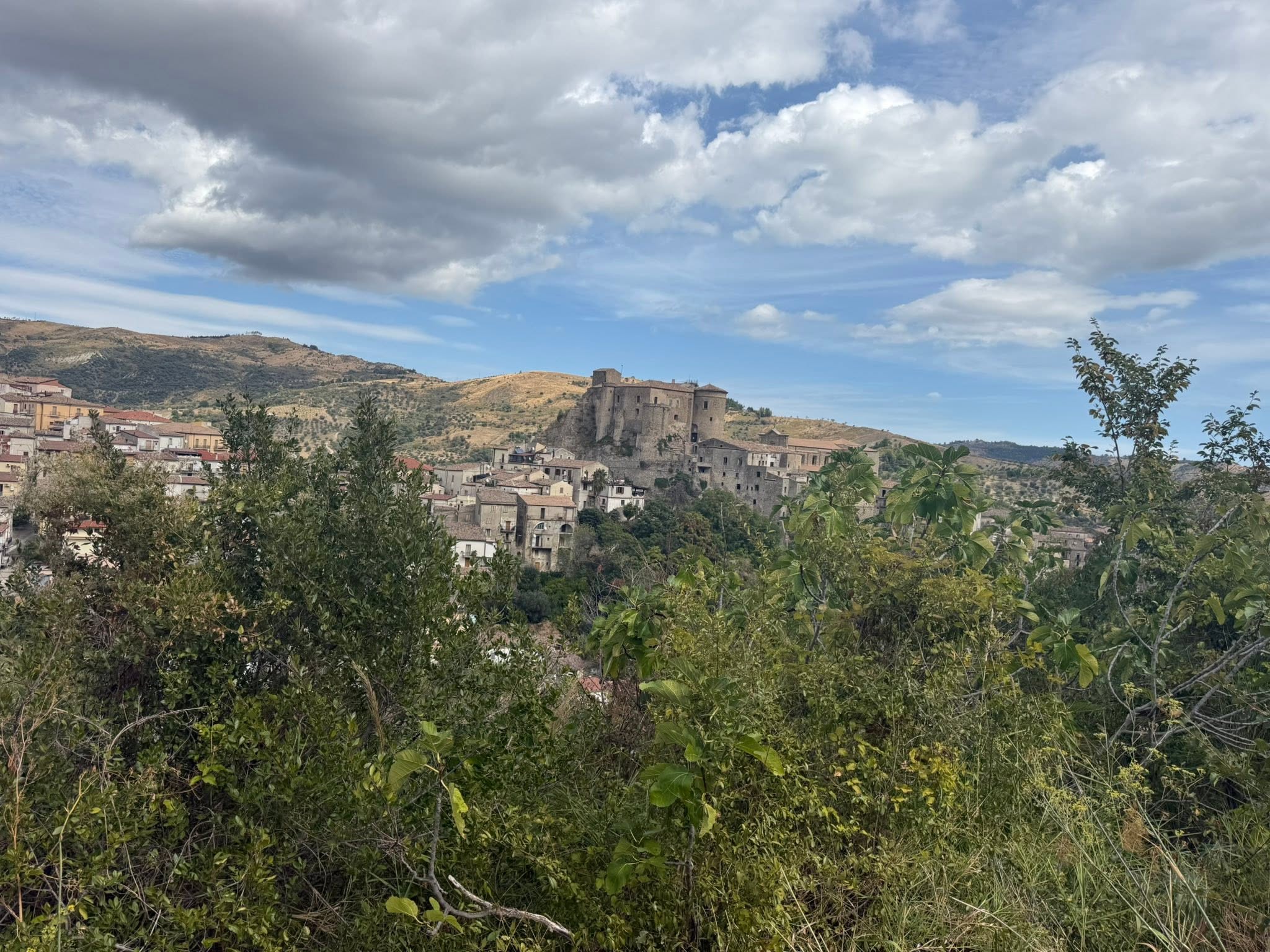 Oriolo mit seiner historischen Burg in Kalabrien