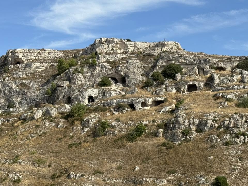 Historische Höhlen im Fels gegenüber von Matera