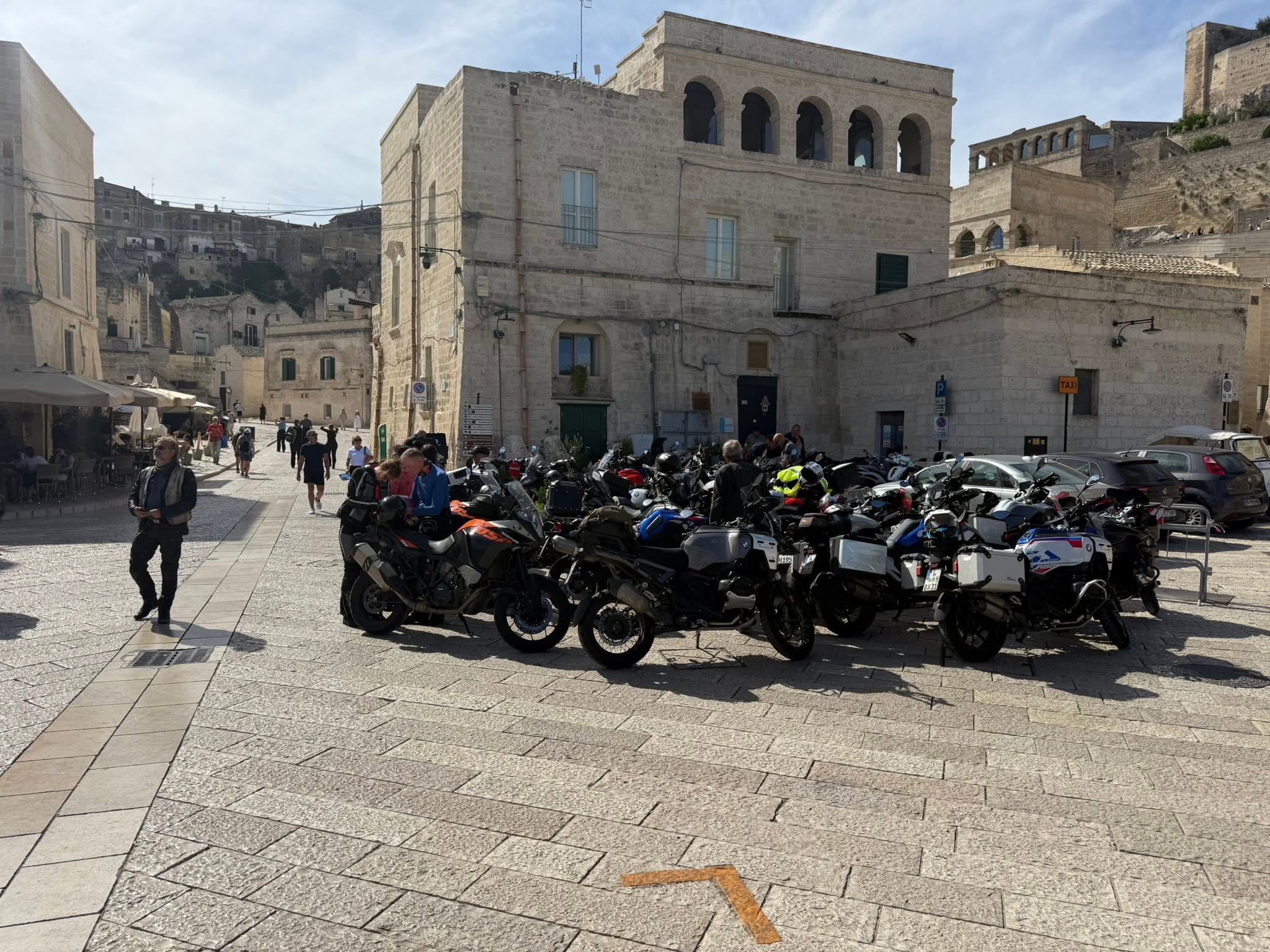 Motorräder der Reisegruppe auf einem Platz in Matera