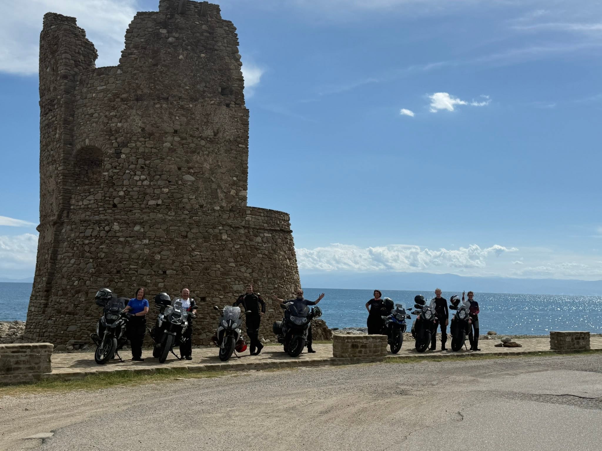 Motorradgruppe am alten Küstenwachturm in Kalabrien