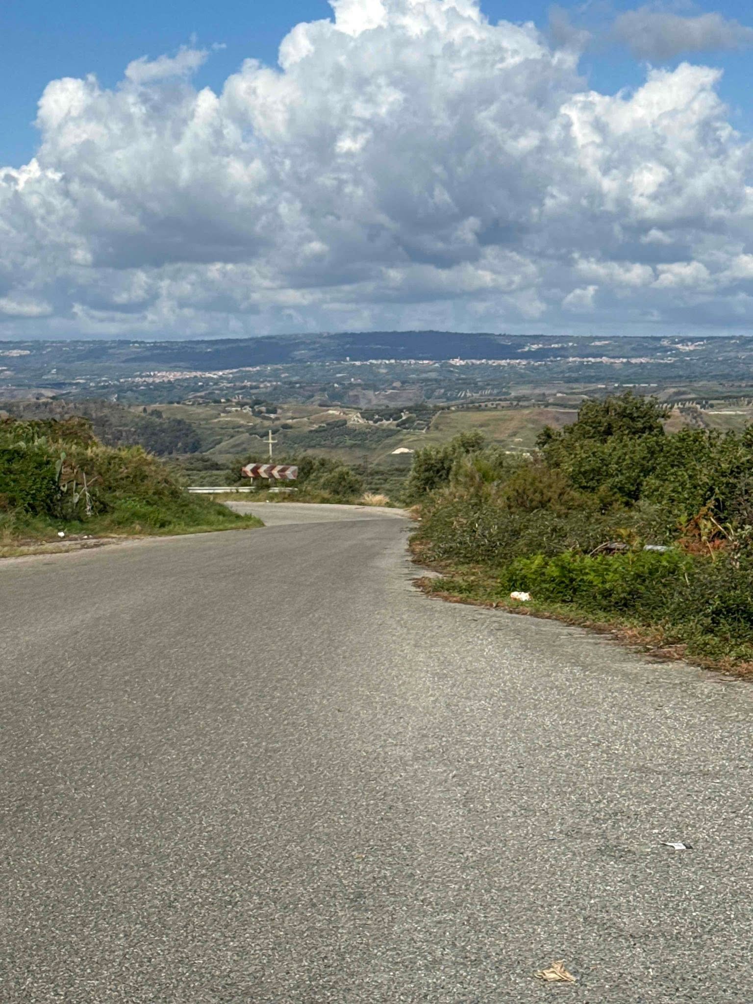 Kurvige Straße im kalabrischen Hinterland