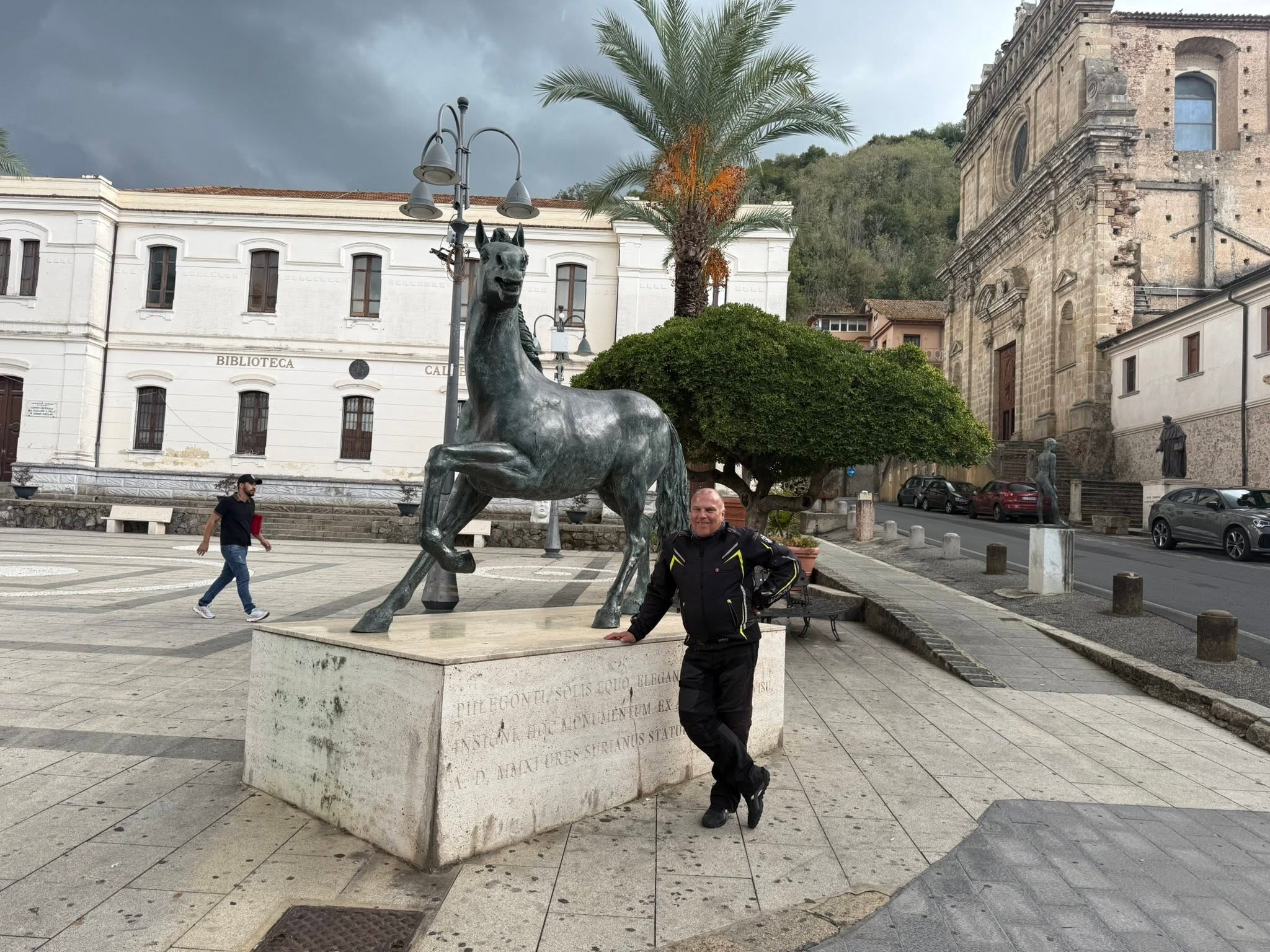 Platz in Soriano Calabro mit Pferdestatue