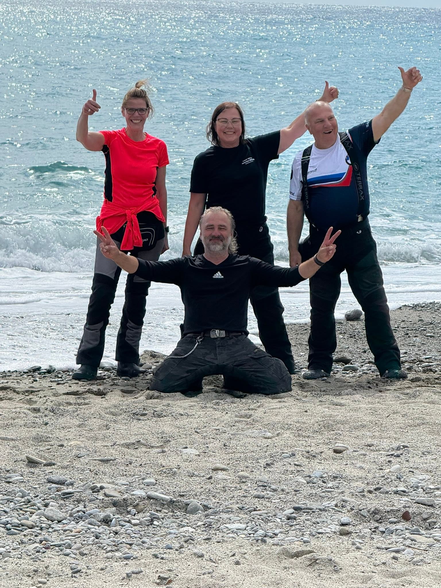 Gut gelaunte Motorradgruppe am Strand
