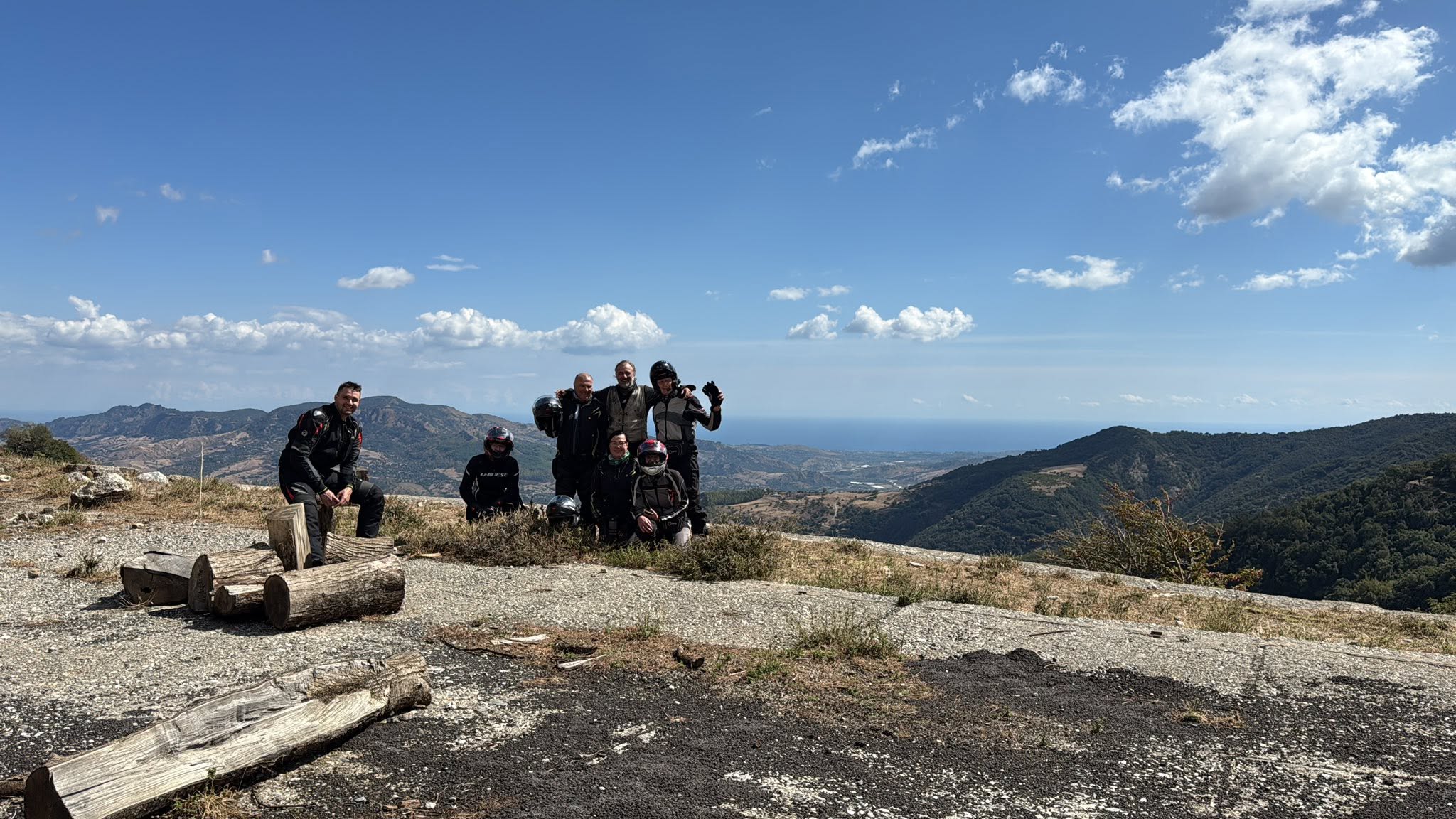 Motorradgruppe an einem Aussichtspunkt im Aspromonte
