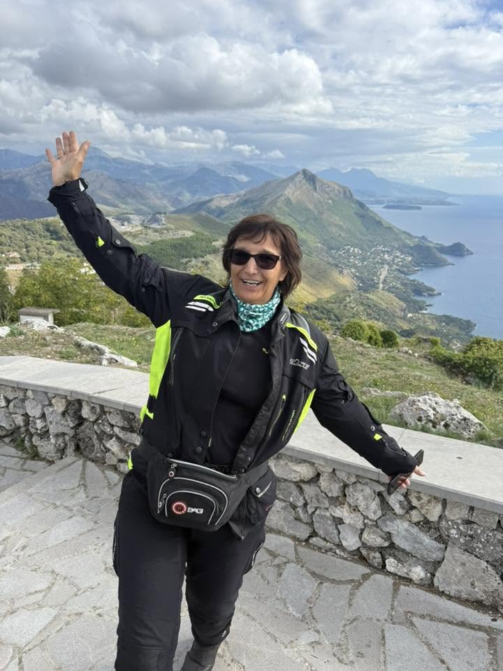 Mitfahrerin am Aussichtspunkt von Maratea