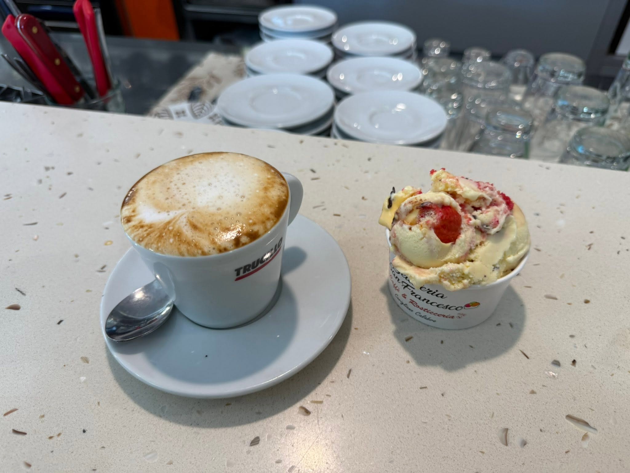 Cappuccino und Eis bei einer Pause in Kalabrien