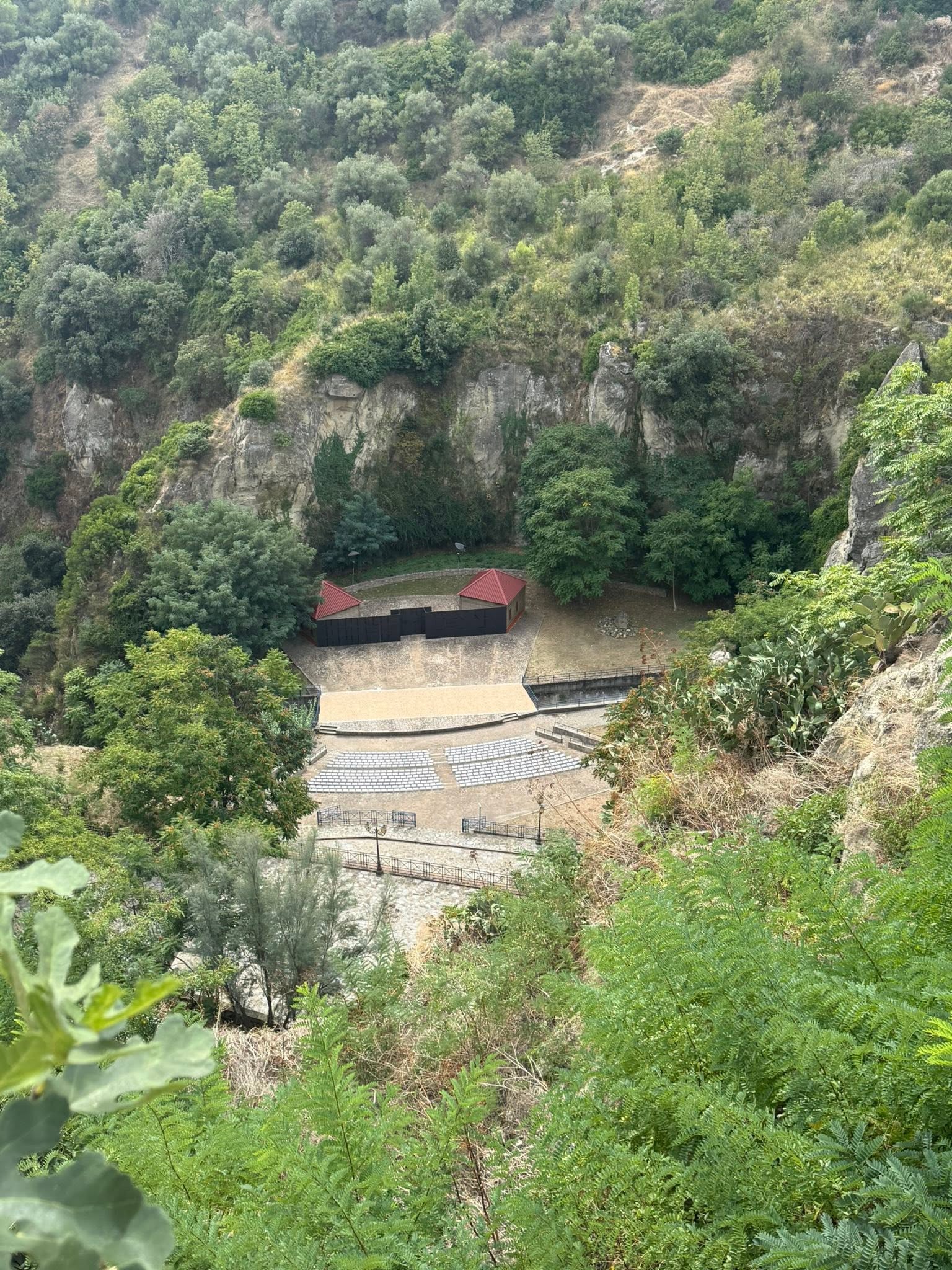 Freilichtbühne tief in der Schlucht unterhalb von Oriolo