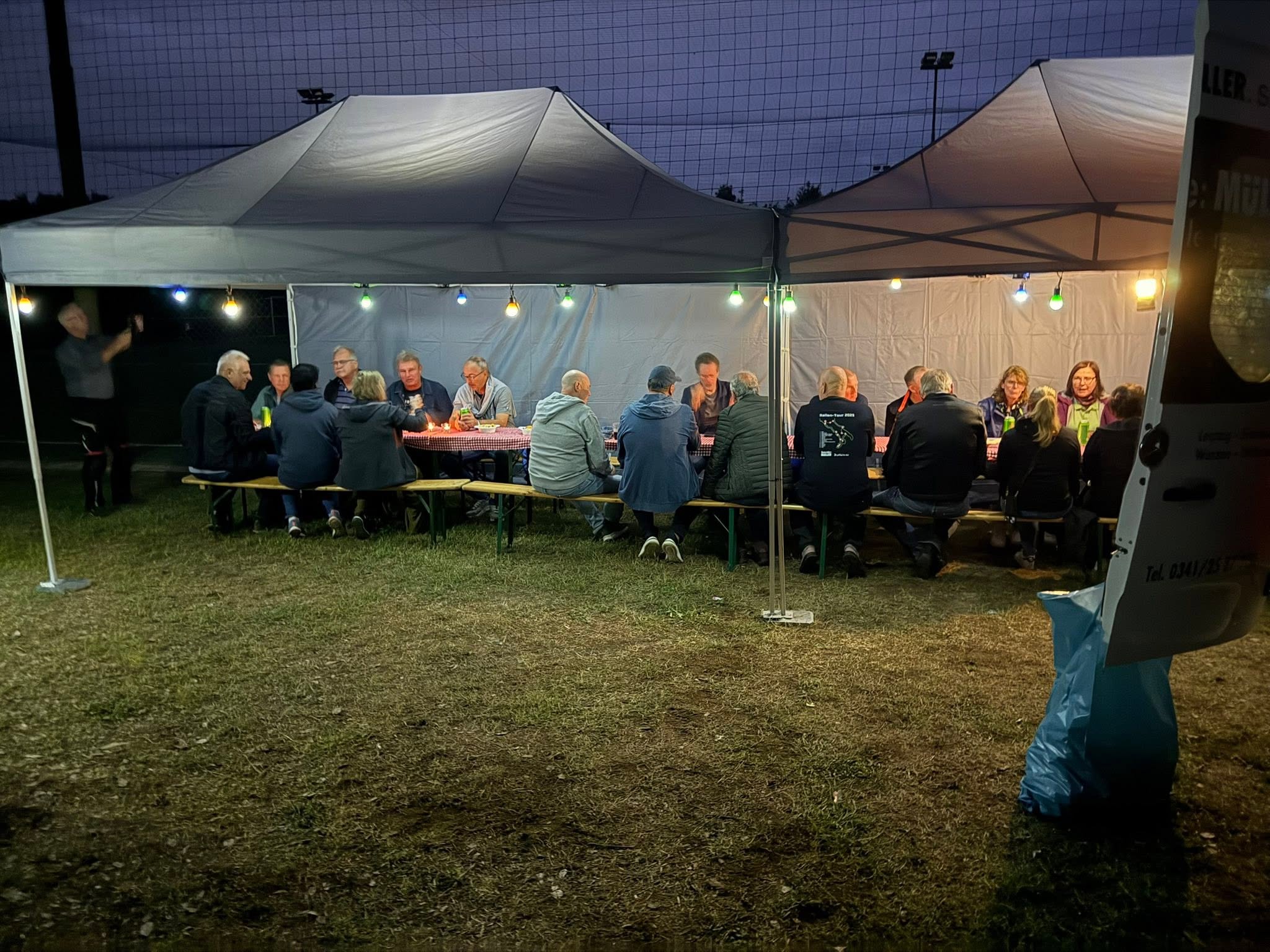 Gemeinsamer BBQ-Abend unter zwei Festzelten