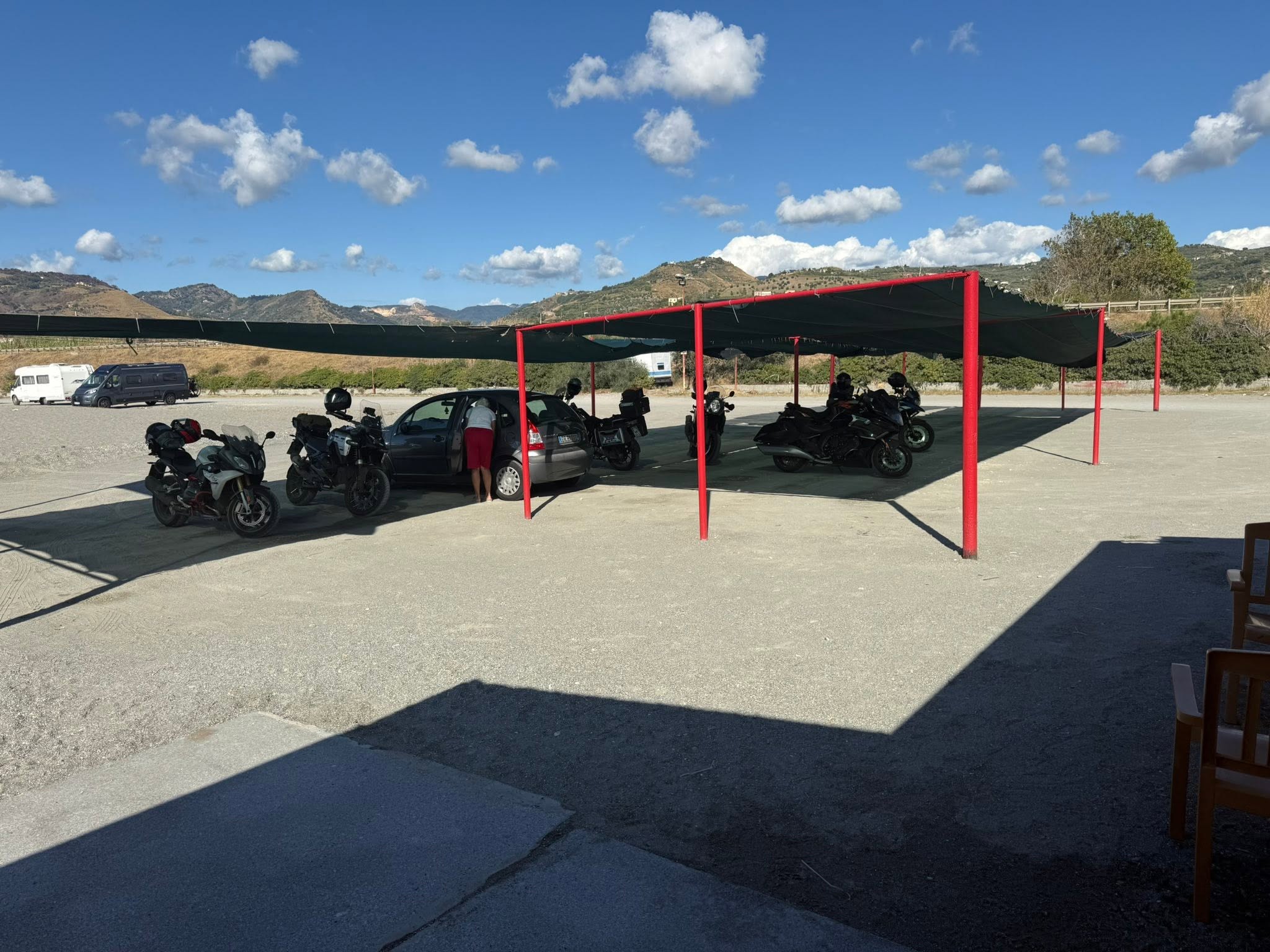 Motorräder im Schatten bei der Kaffeepause am Meer