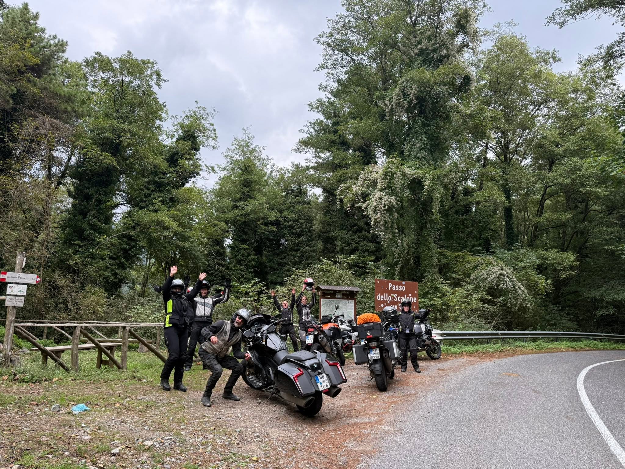 Reisegruppe mit Motorrädern am Passo dello Scalone