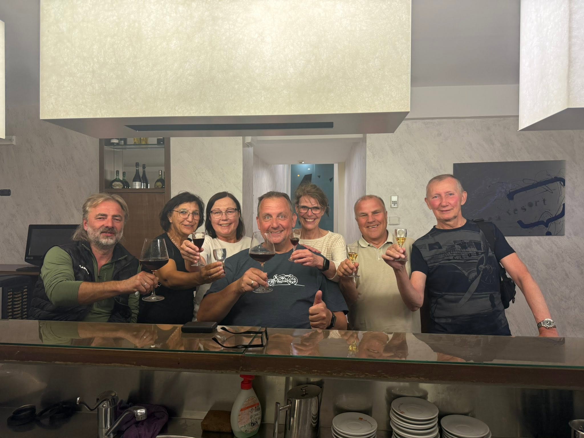 Motorradgruppe beim gemeinsamen Stiefelwein am Abend