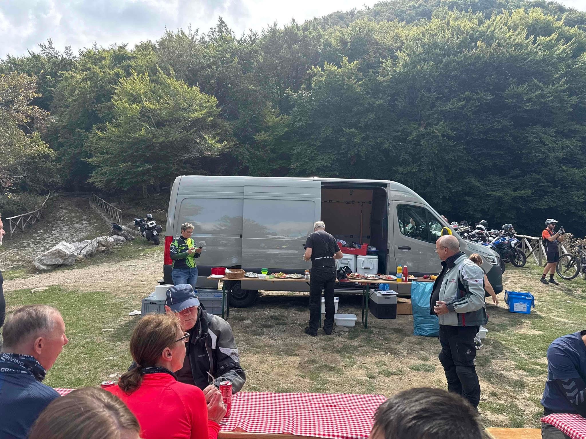 Servicecrew bereitet das Mittagessen vor