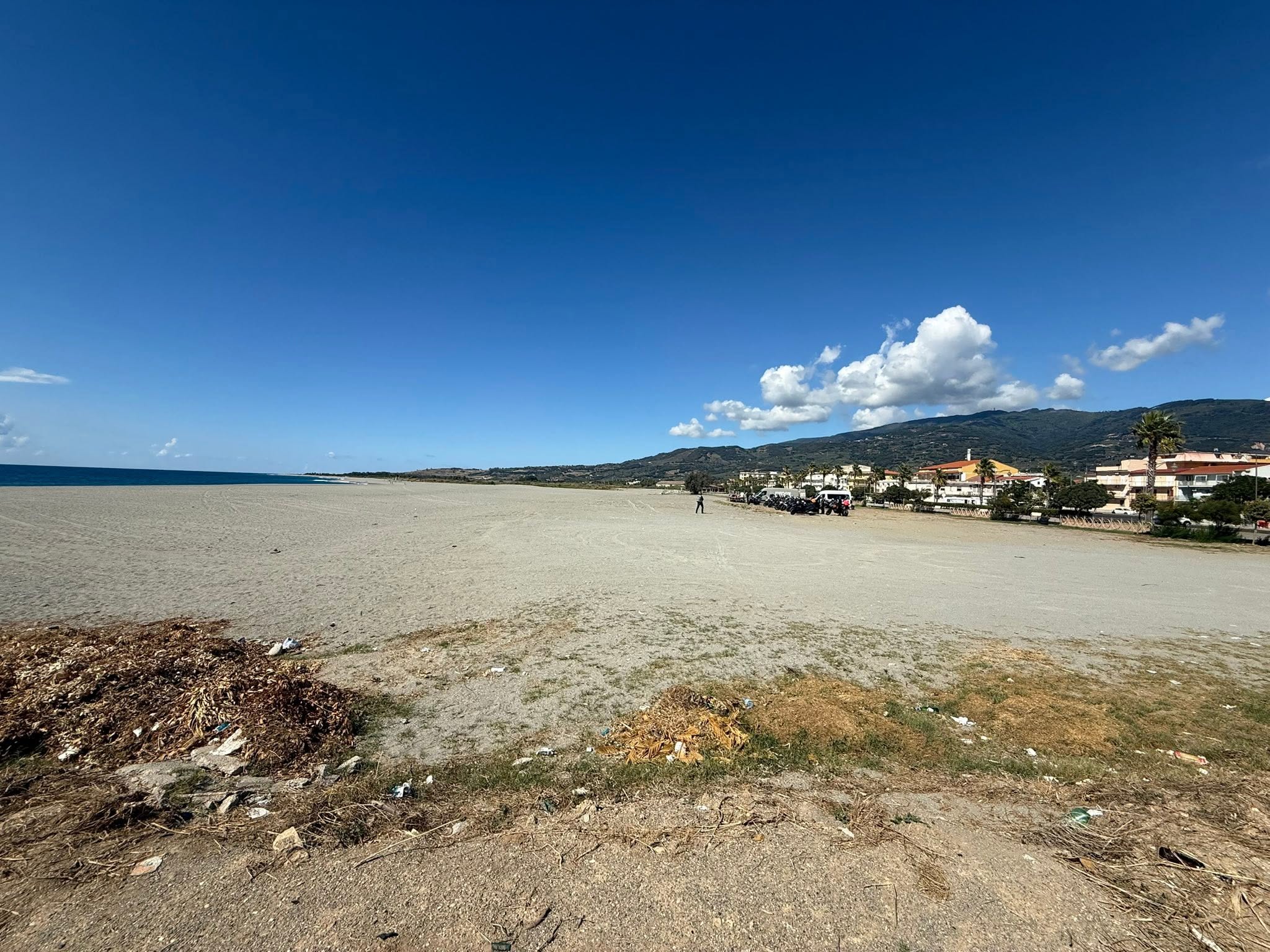 Weiter Strand an der kalabrischen Küste