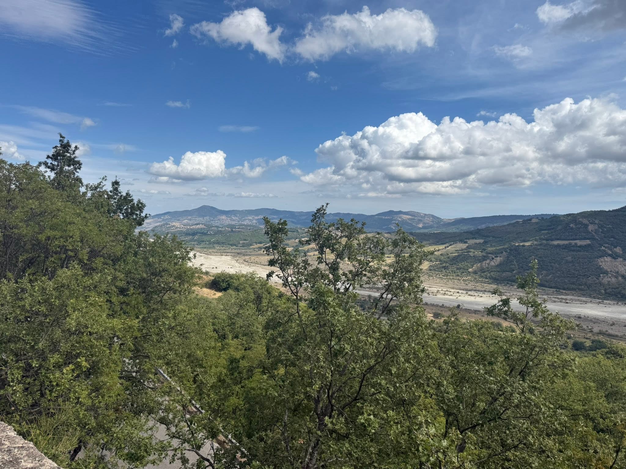 Weite Landschaft auf der Fahrt von der Basilikata Richtung Kalabrien