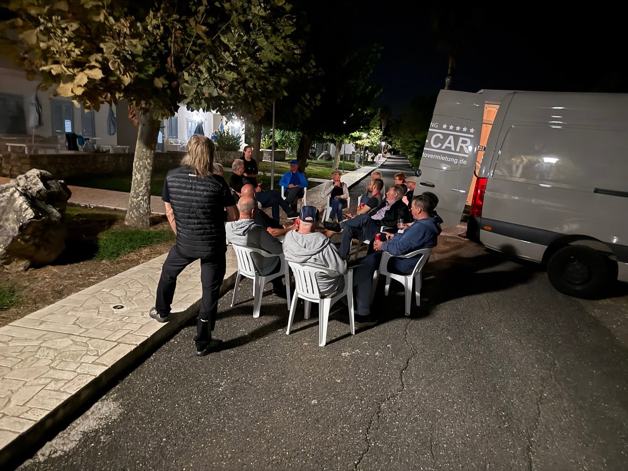 Gemeinsamer Abend der Motorradgruppe vor den Apartmenthäusern
