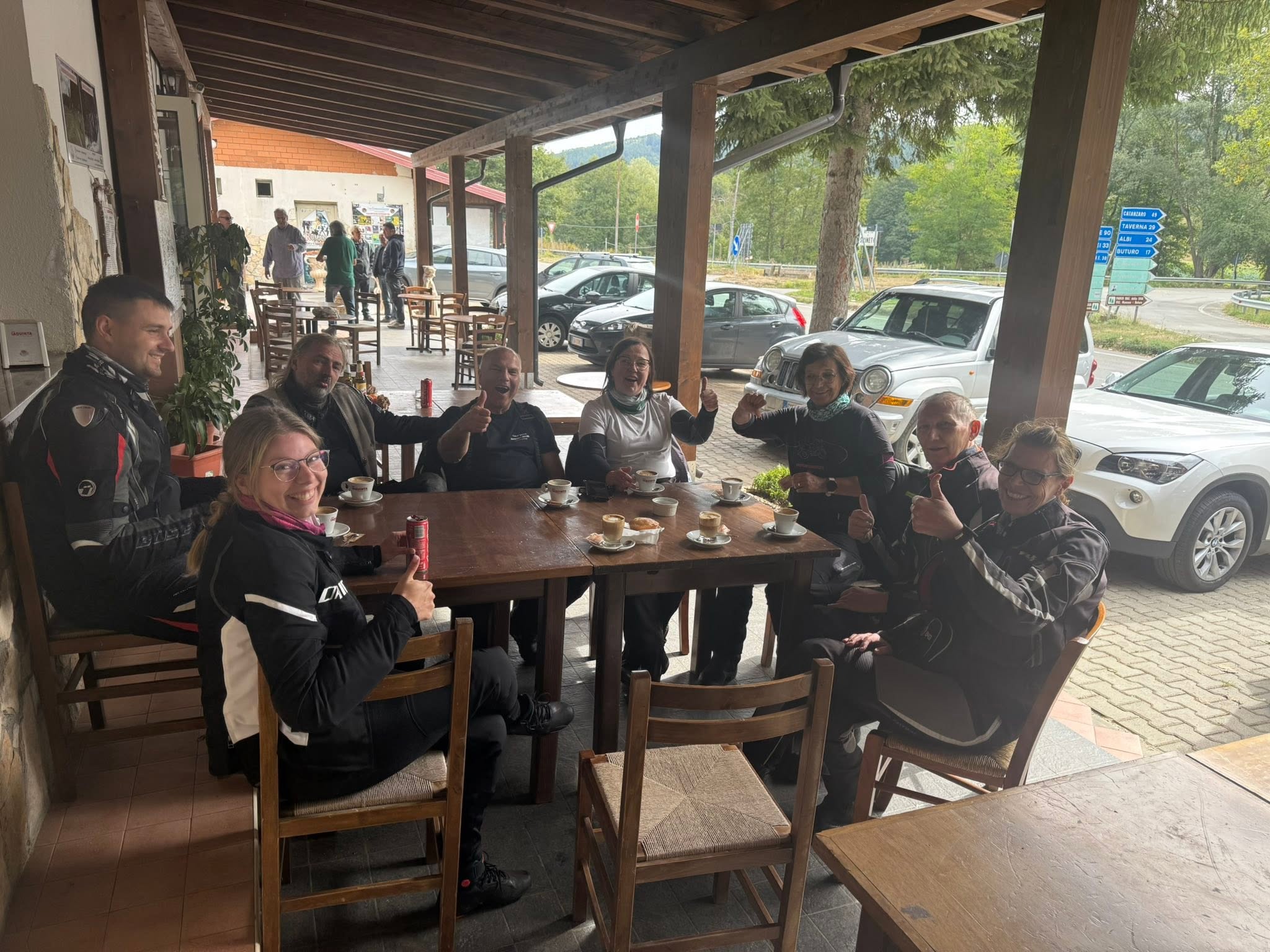Reisegruppe bei einer Cappuccino-Pause in einer rustikalen Gaststätte