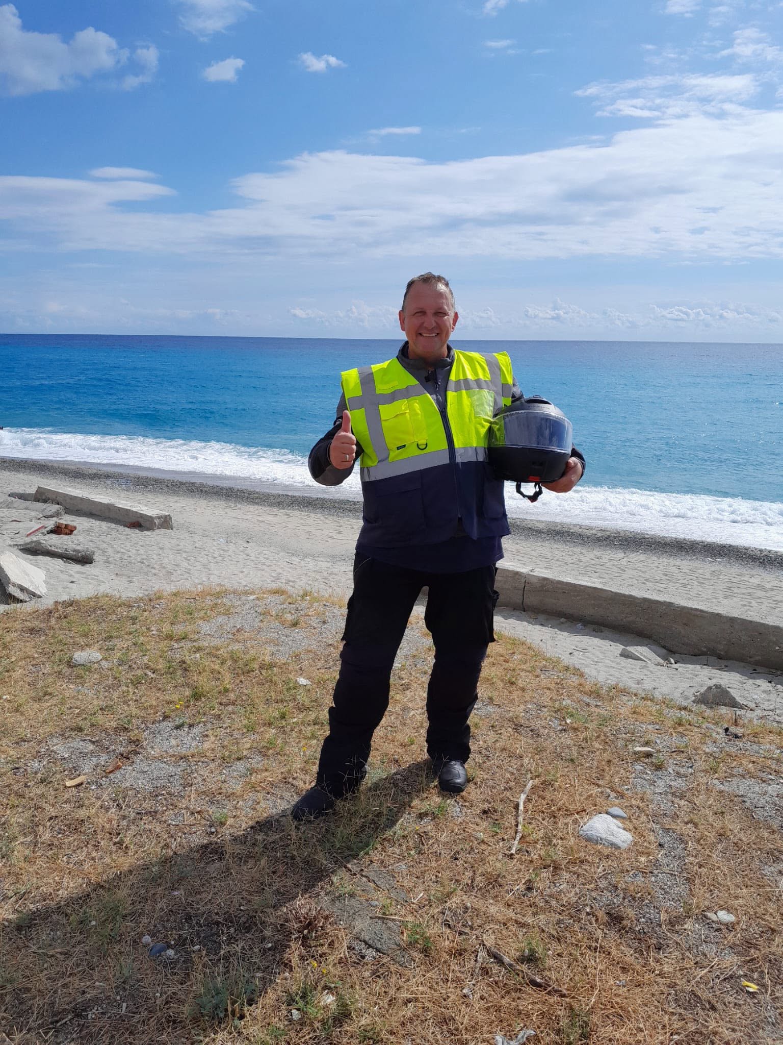 Fröhlicher Tourguide am Ionischen Meer